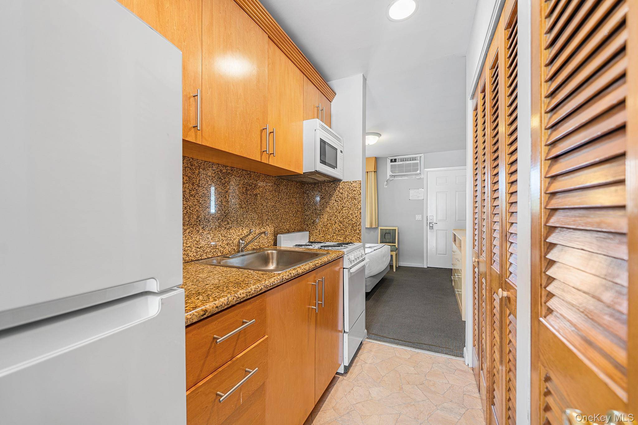 131 S Emerson AVE #235, Montauk, NY 11954