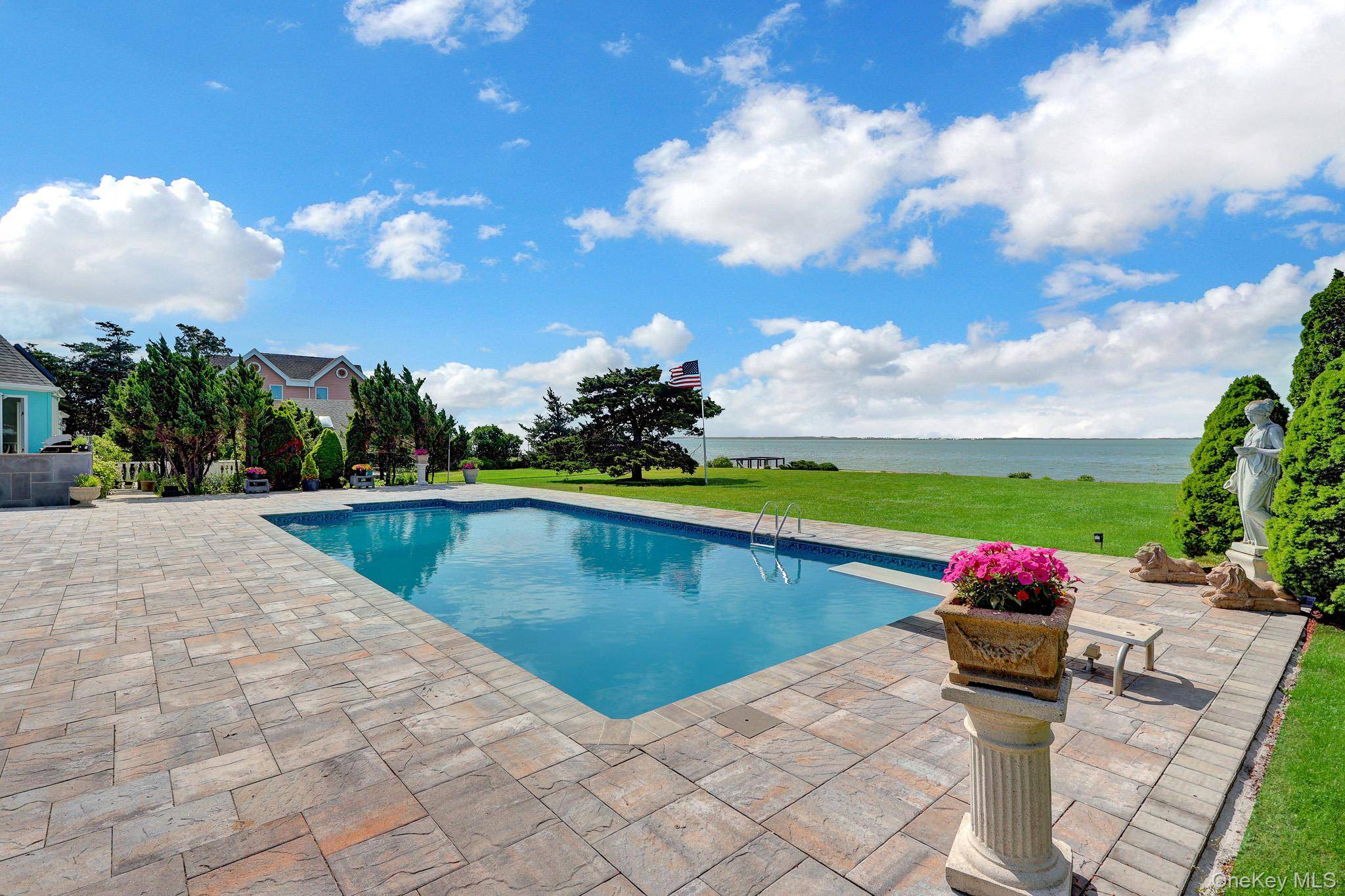 6 Last LN, Hampton Bays, NY 11946