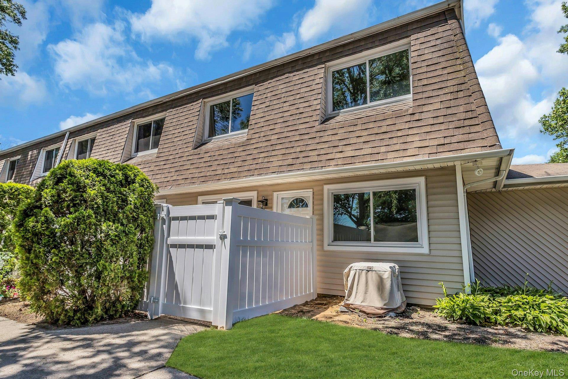 206 Storm DR, Holtsville, NY 11742