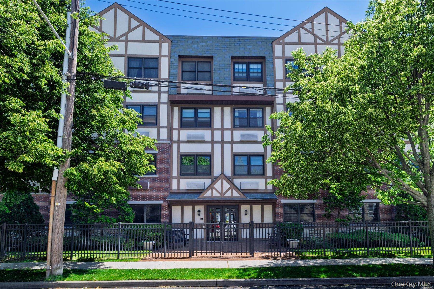 55 Clinton AVE #401, Rockville Centre, NY 11570