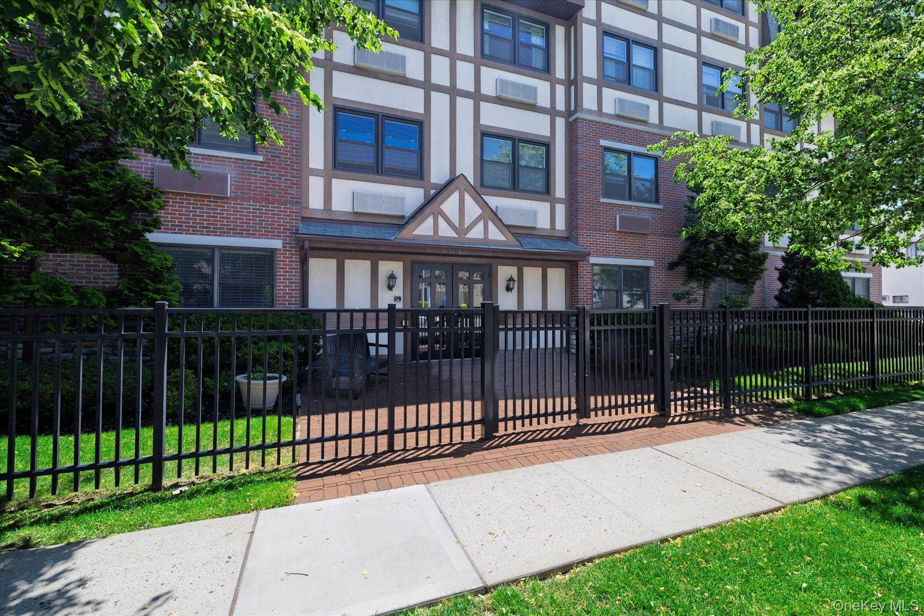 55 Clinton AVE #401, Rockville Centre, NY 11570