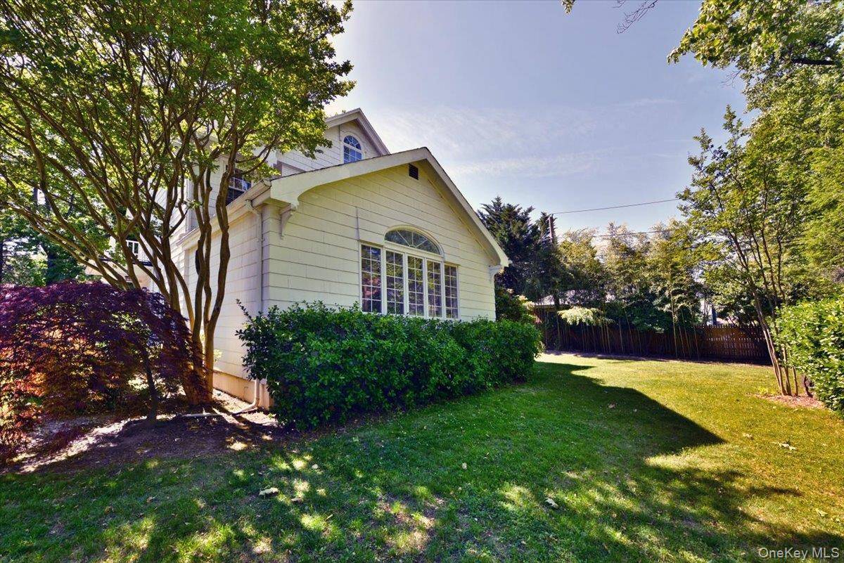 9 Nassau DR, Great Neck, NY 11021
