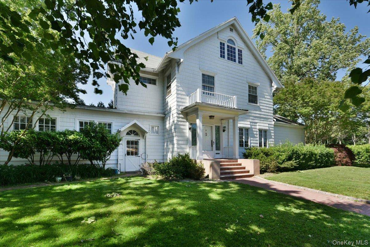 9 Nassau DR, Great Neck, NY 11021