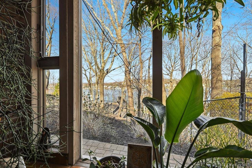 8 Idle Day Knoll, Centerport, NY 11721