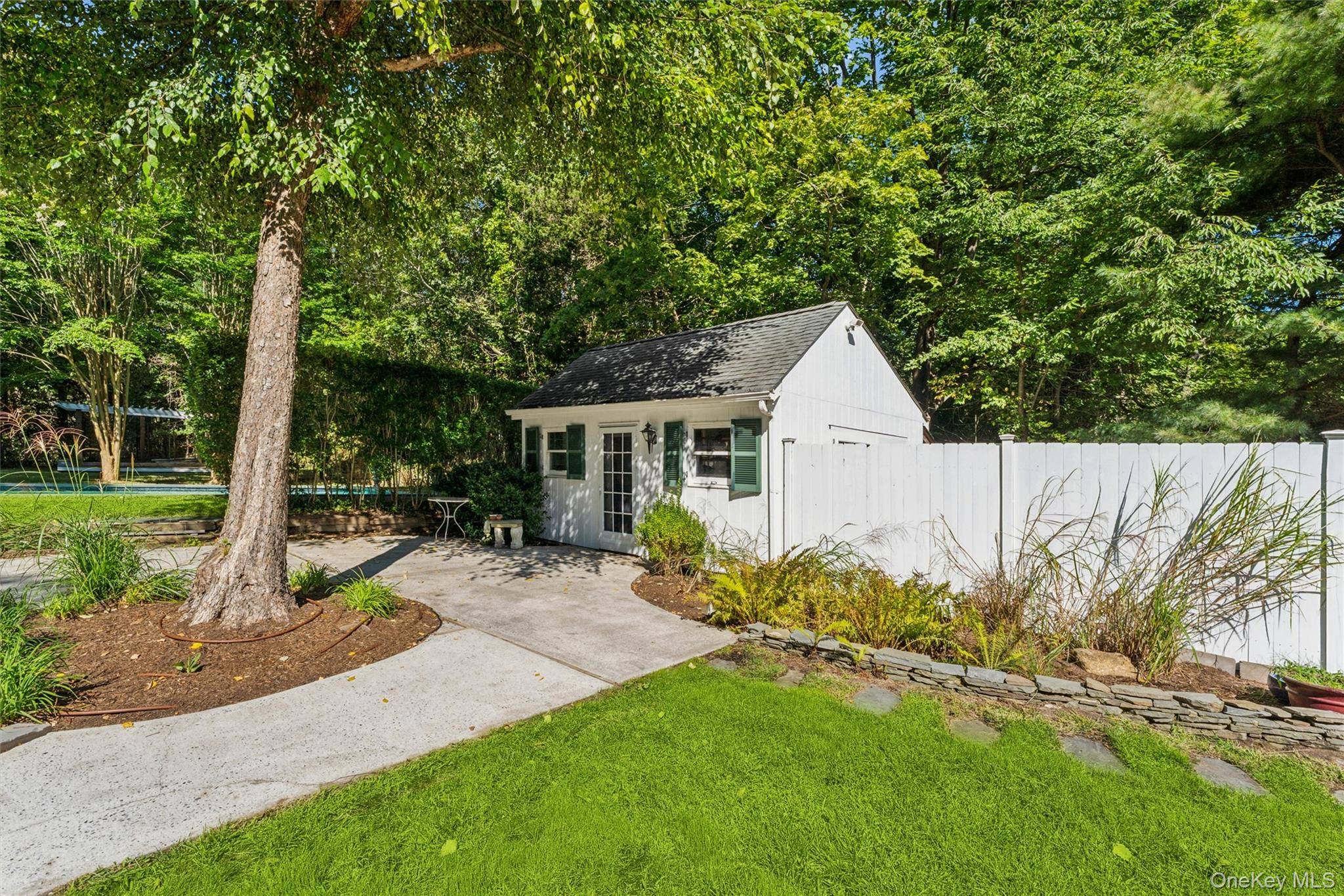 29 Squiretown RD #D, Hampton Bays, NY 11946