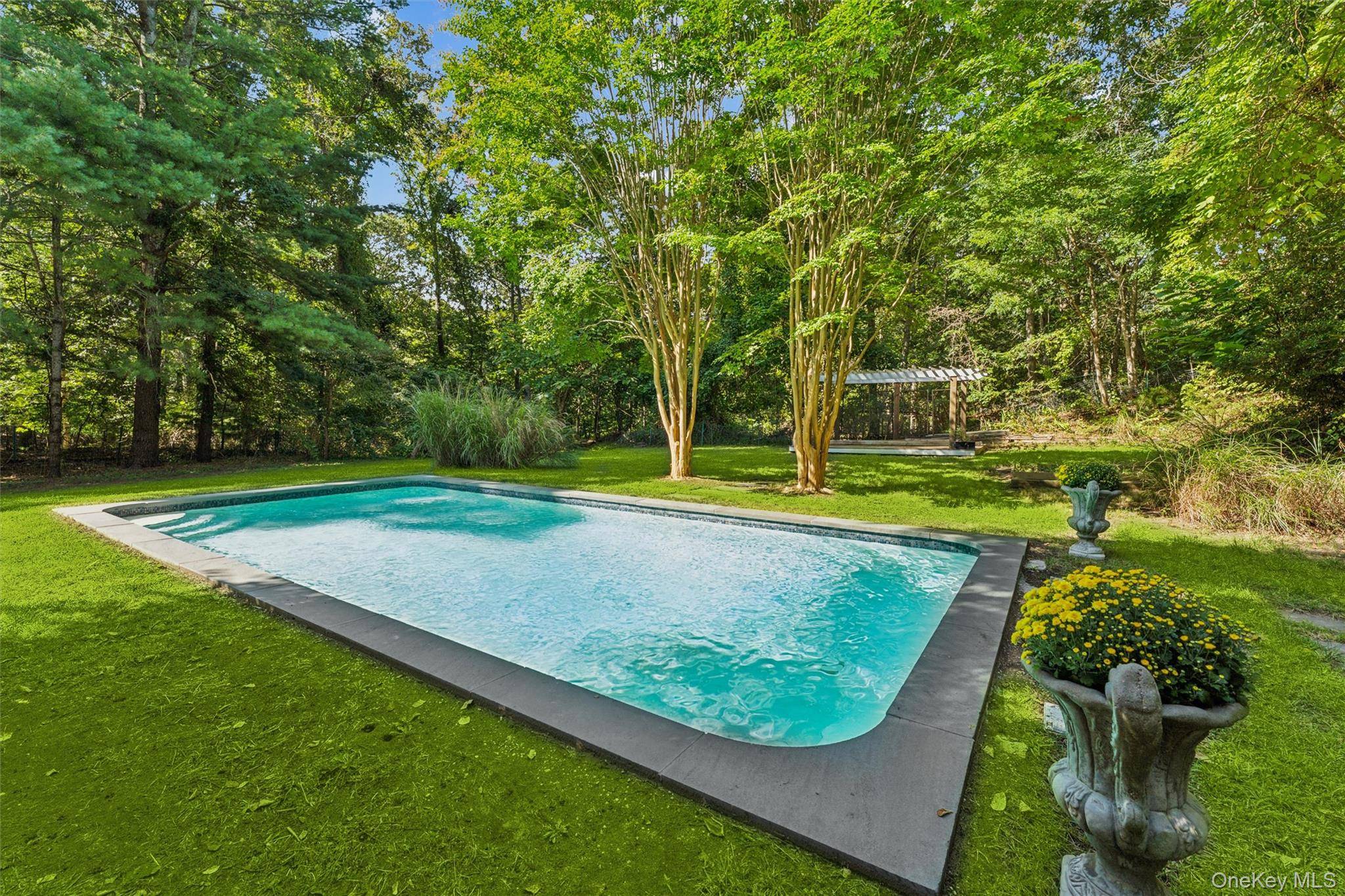 29 Squiretown RD #D, Hampton Bays, NY 11946