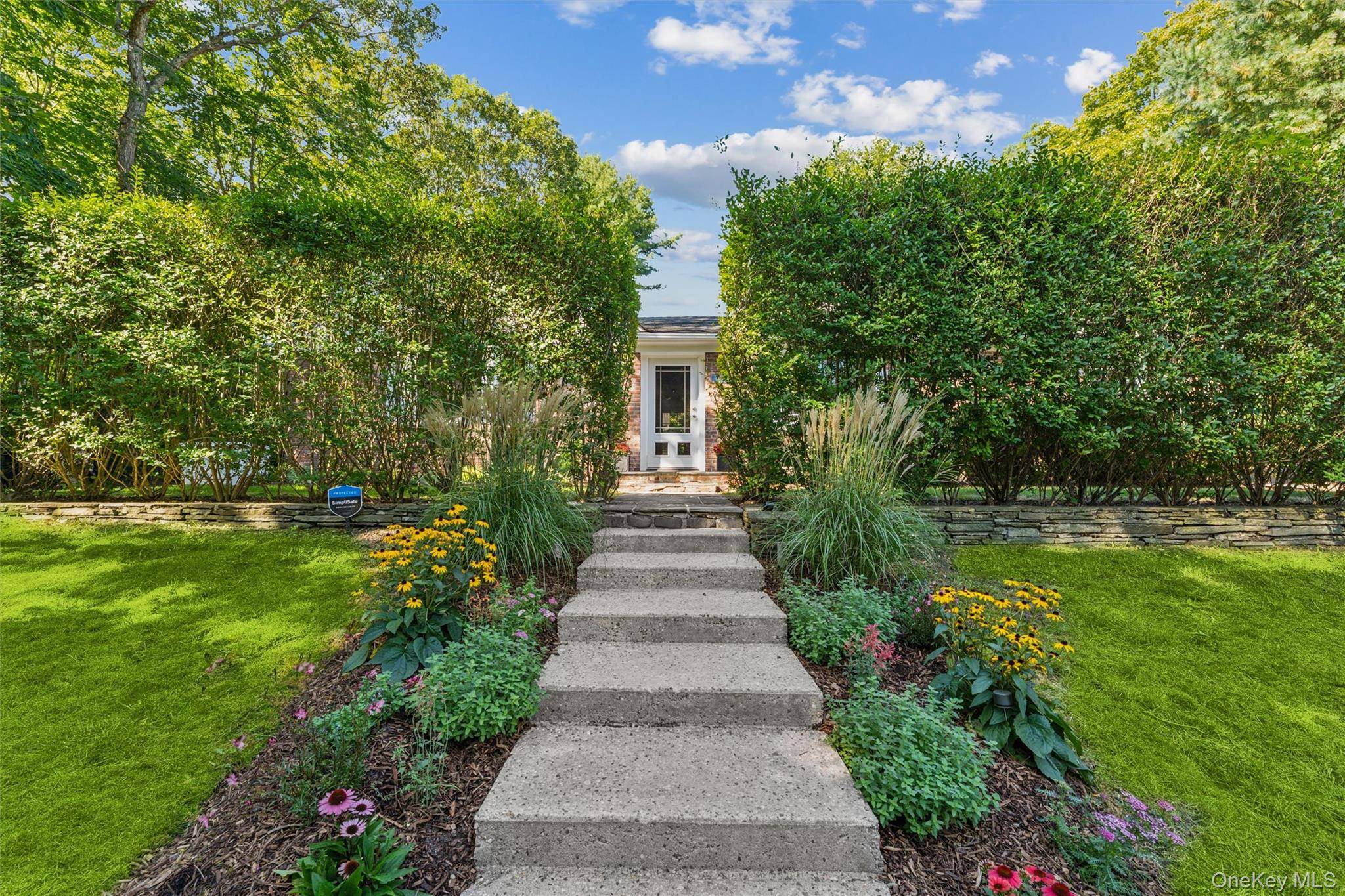 29 Squiretown RD #D, Hampton Bays, NY 11946