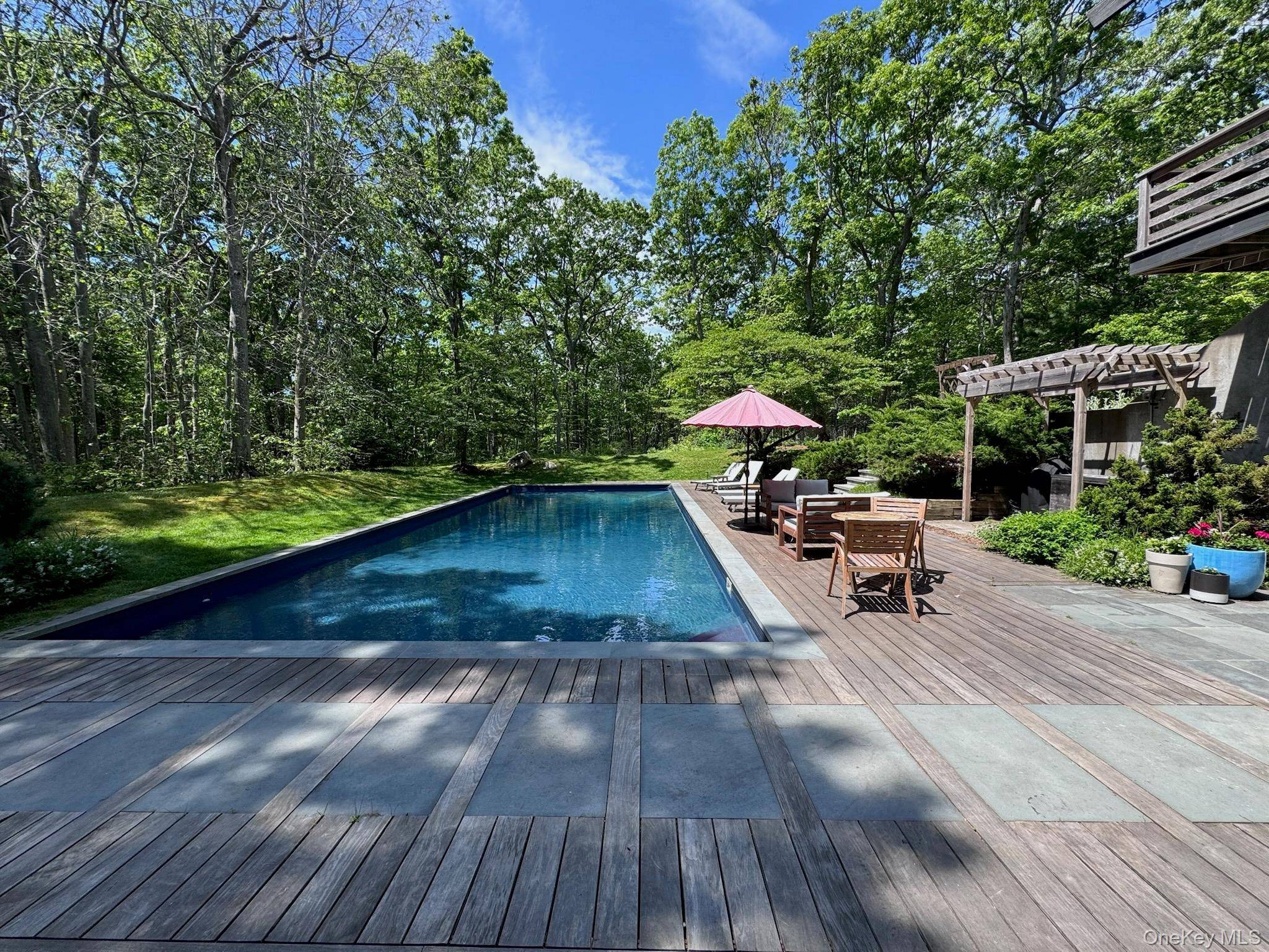 78 Shadom LN, East Hampton, NY 11937