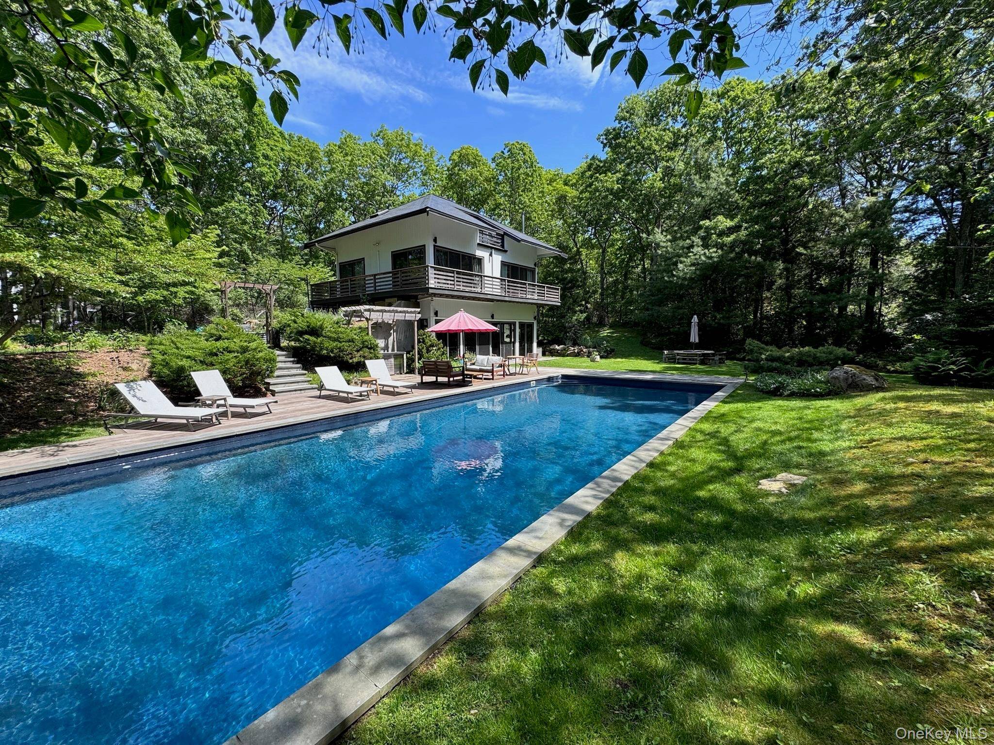 78 Shadom LN, East Hampton, NY 11937