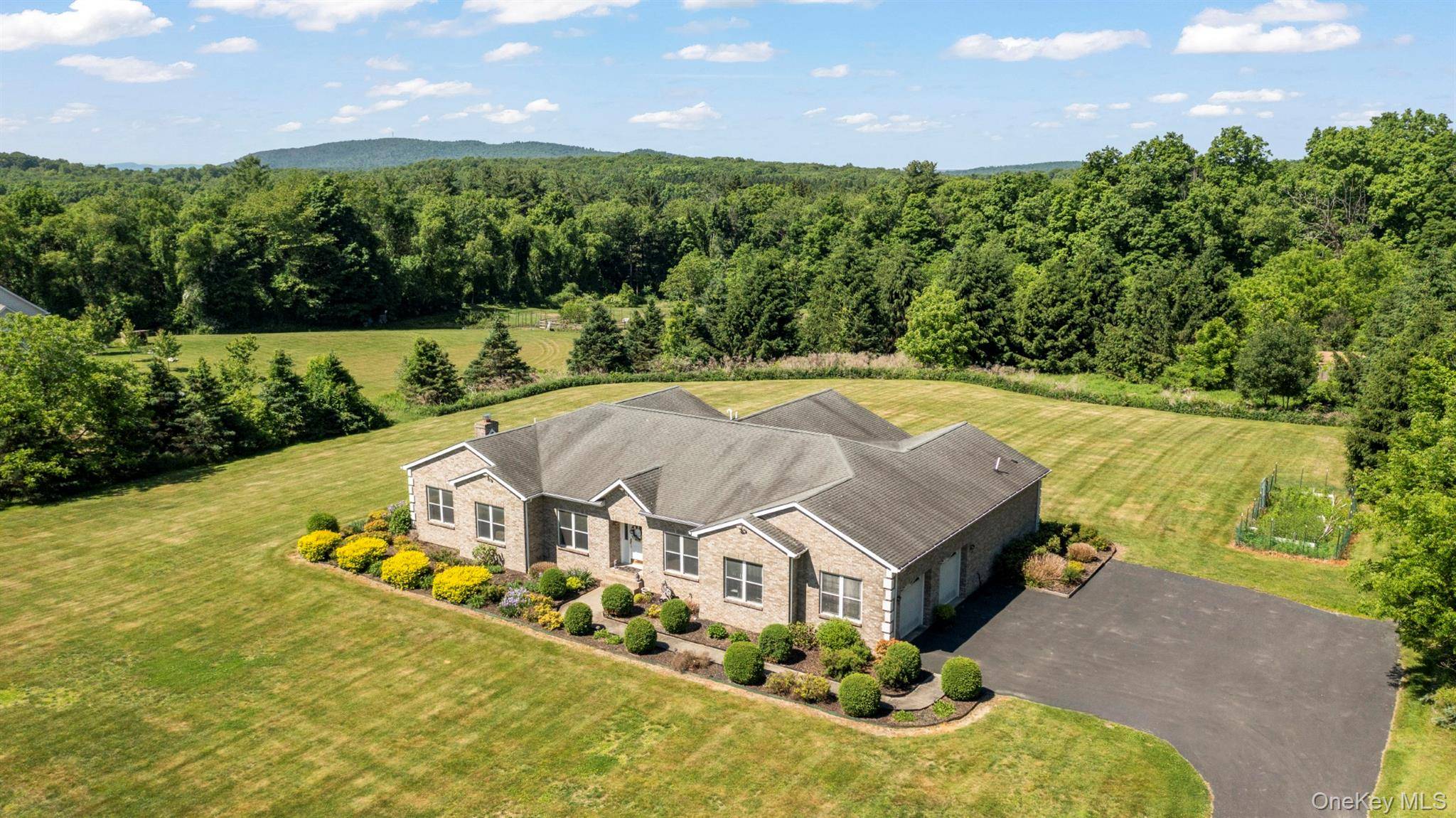 41 Flint RD, Millbrook, NY 12545