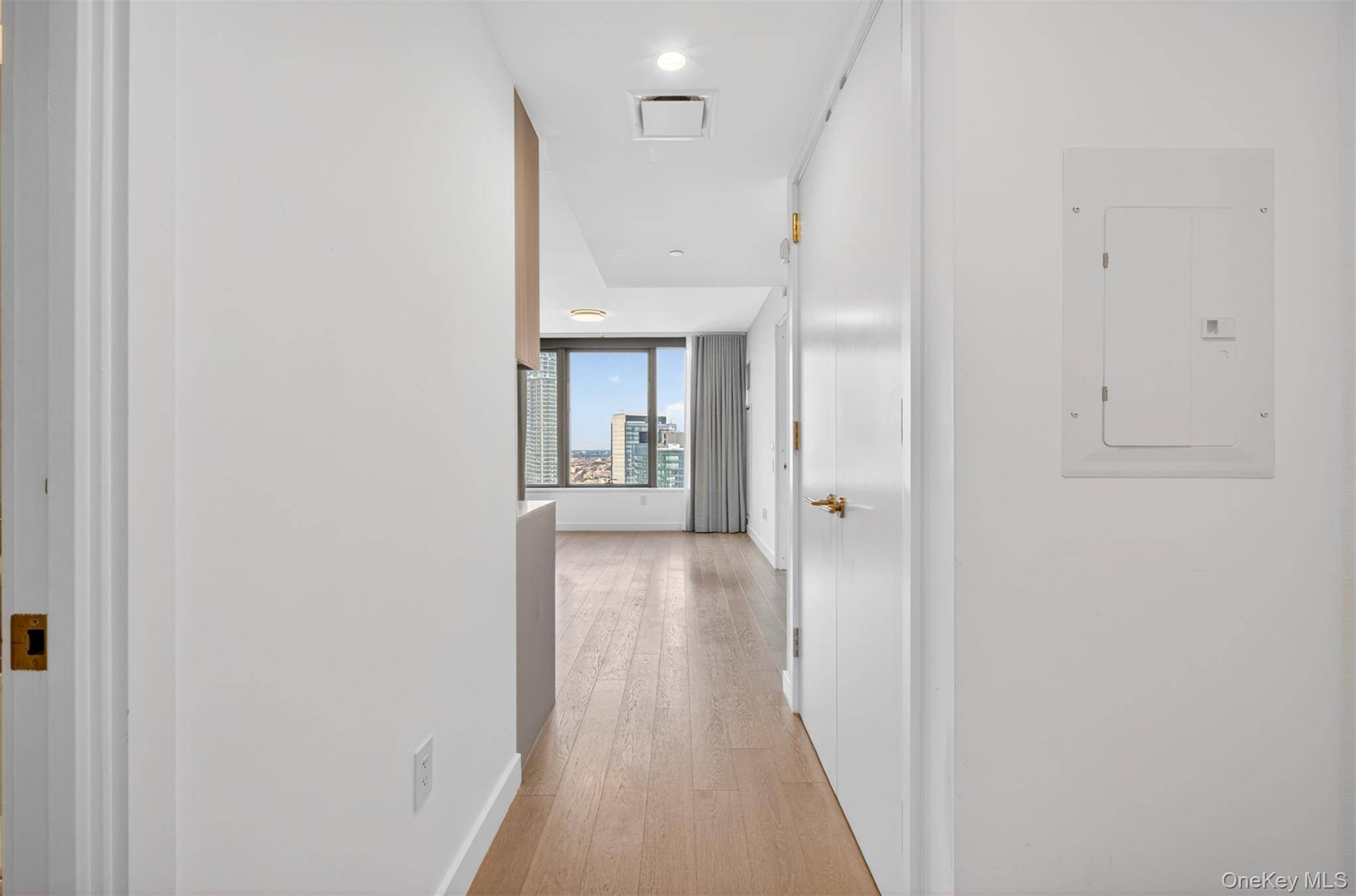 3 Court SQ #5005, Long Island City, NY 11101
