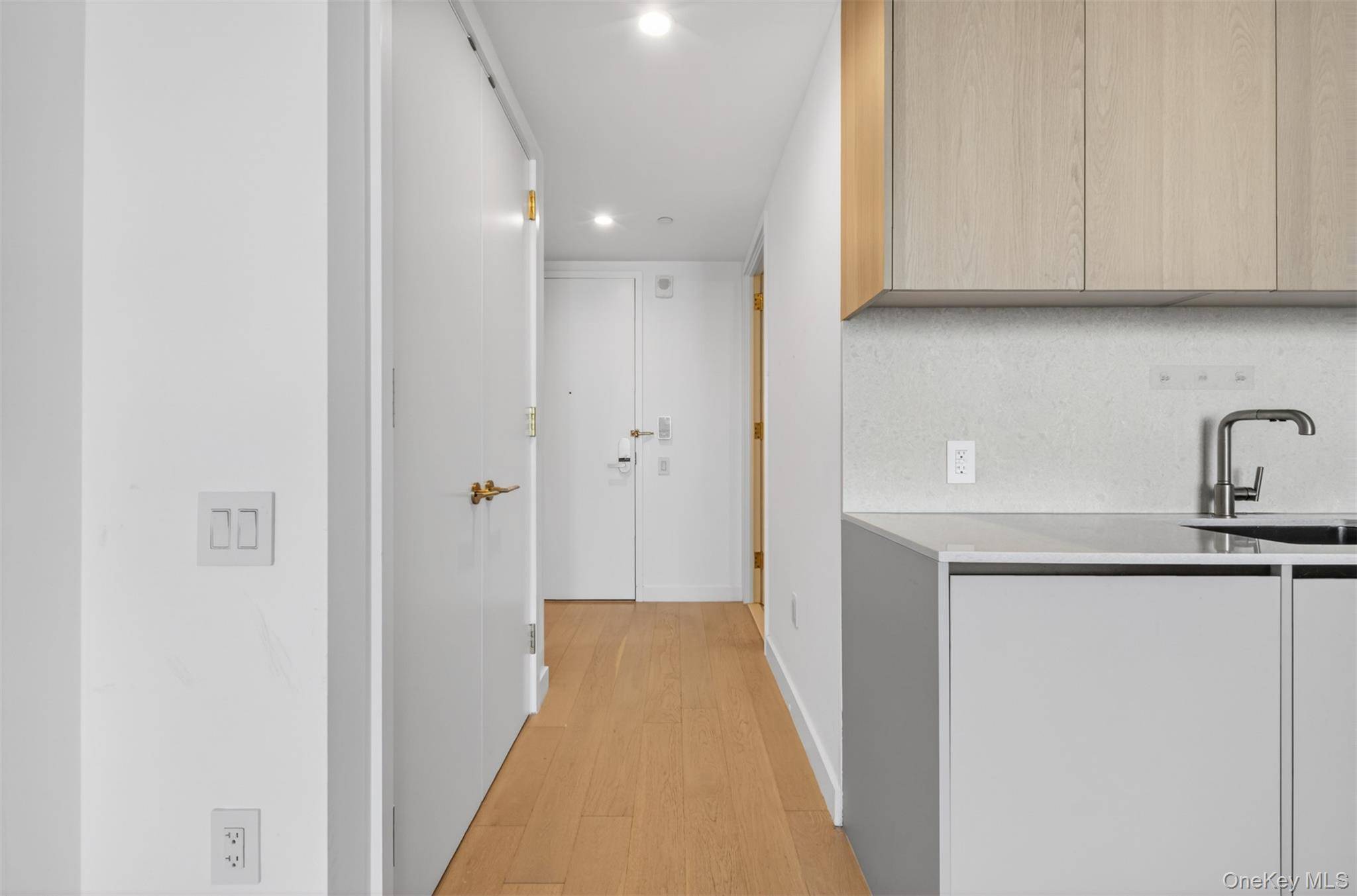 3 Court SQ #5005, Long Island City, NY 11101