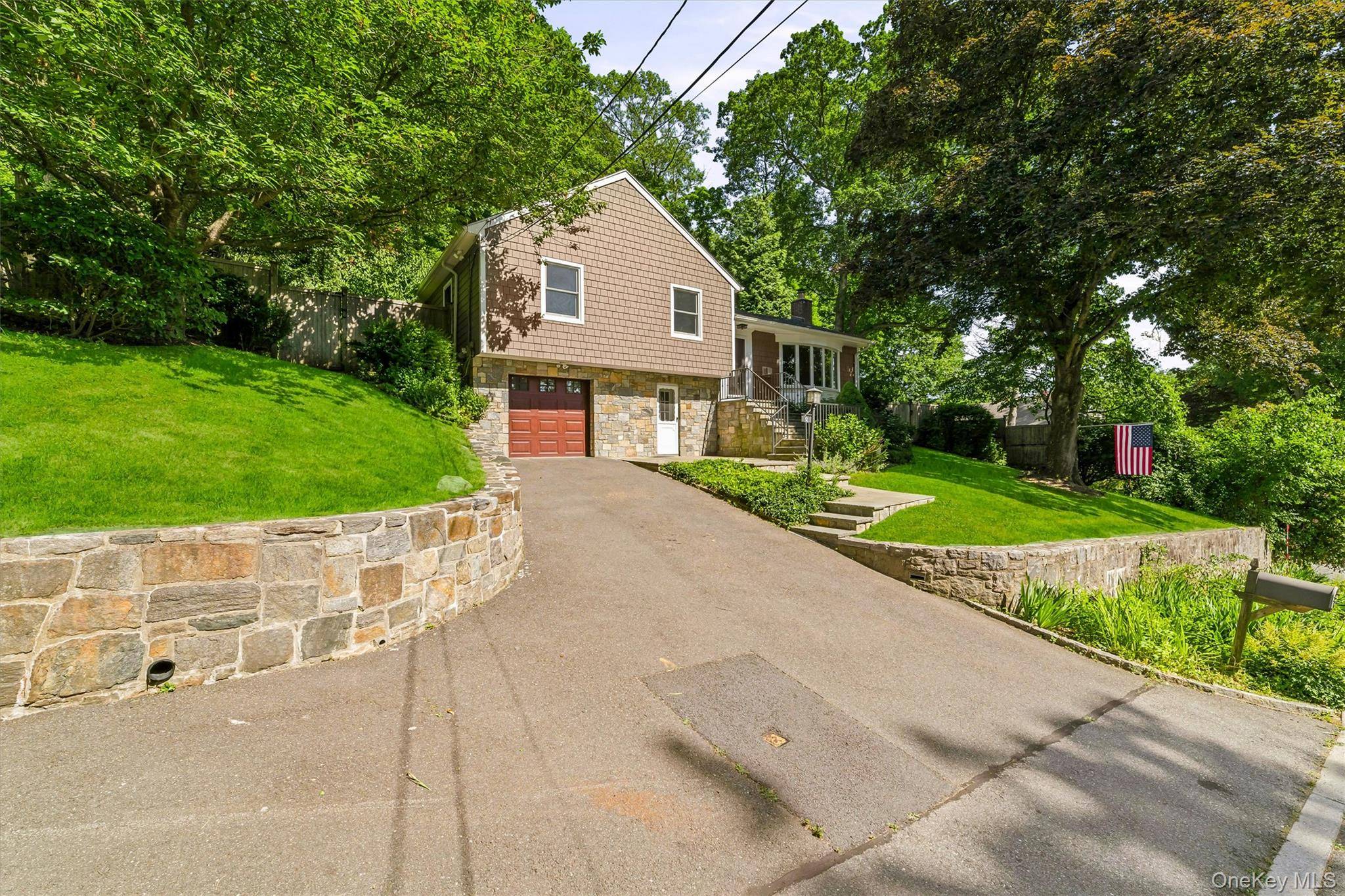 12 Overlook RD, White Plains, NY 10603