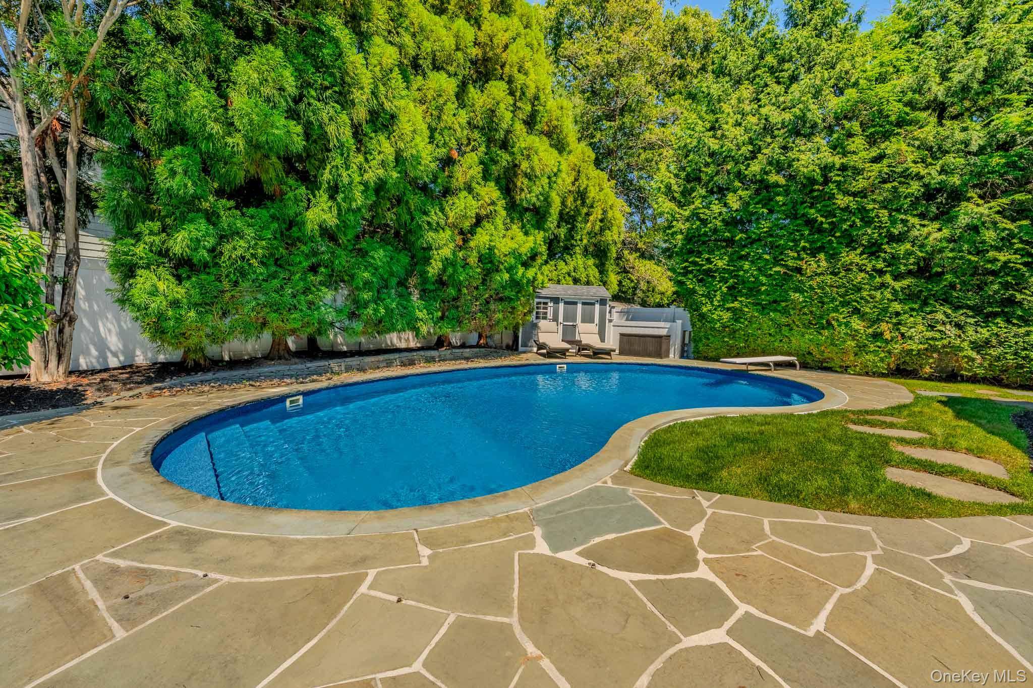 96 Eagle LN, Hauppauge, NY 11788