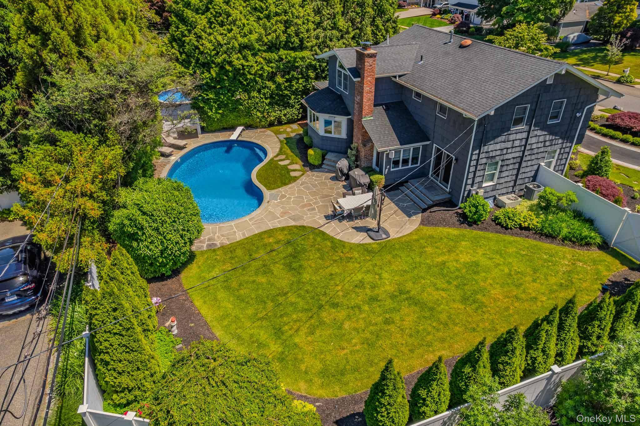 96 Eagle LN, Hauppauge, NY 11788