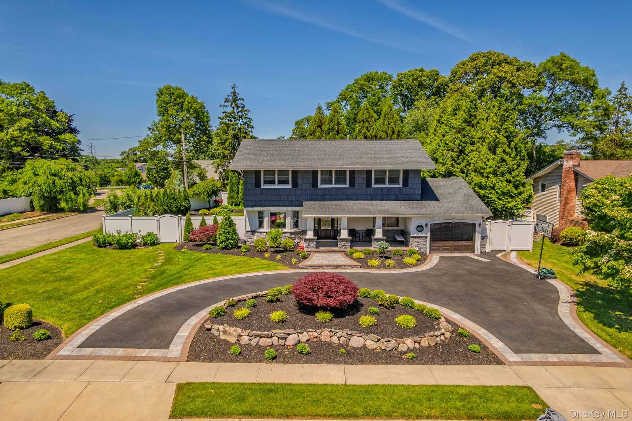 96 Eagle LN, Hauppauge, NY 11788
