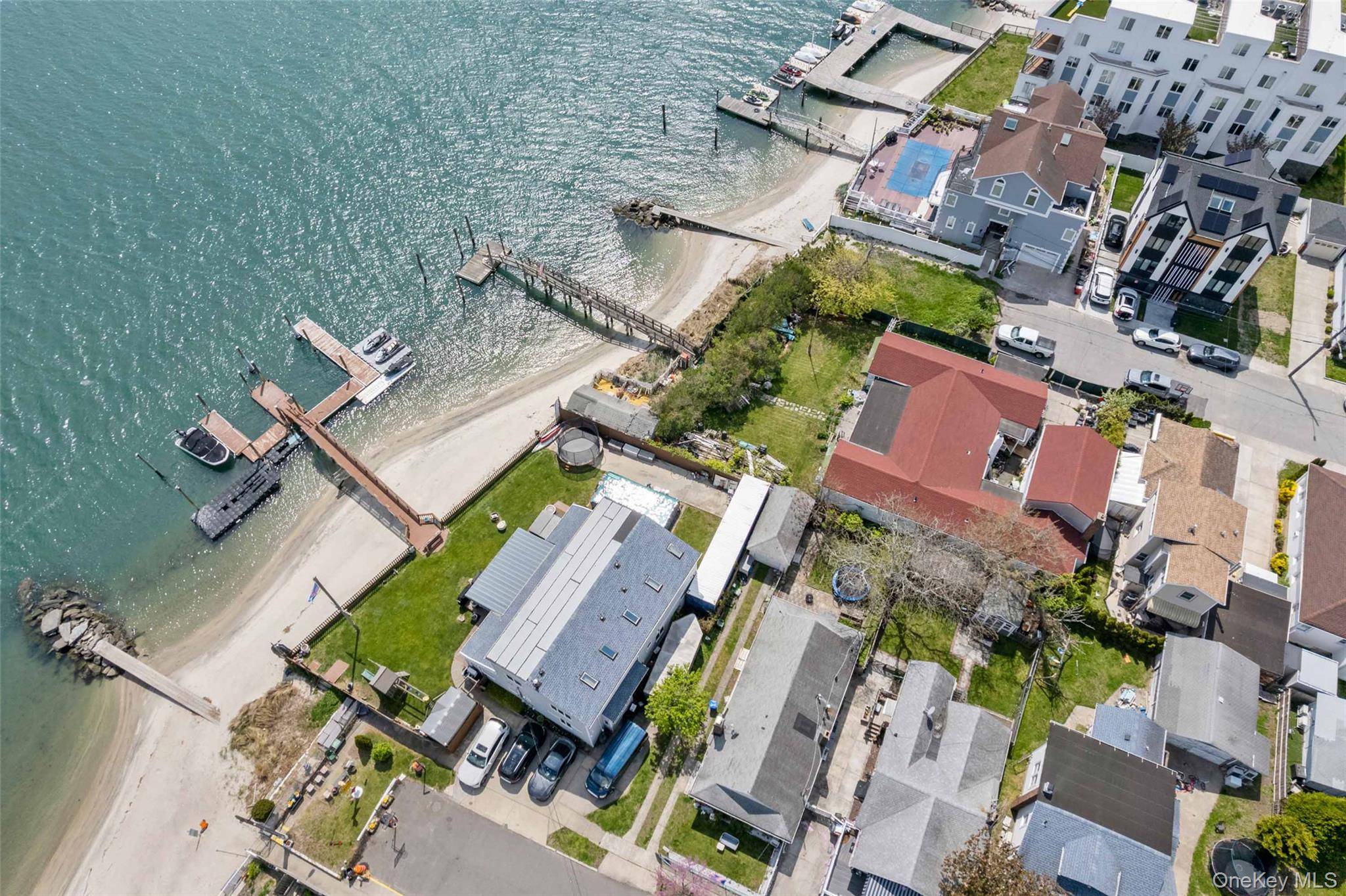 125 Beach 3rd ST, Far Rockaway, NY 11691