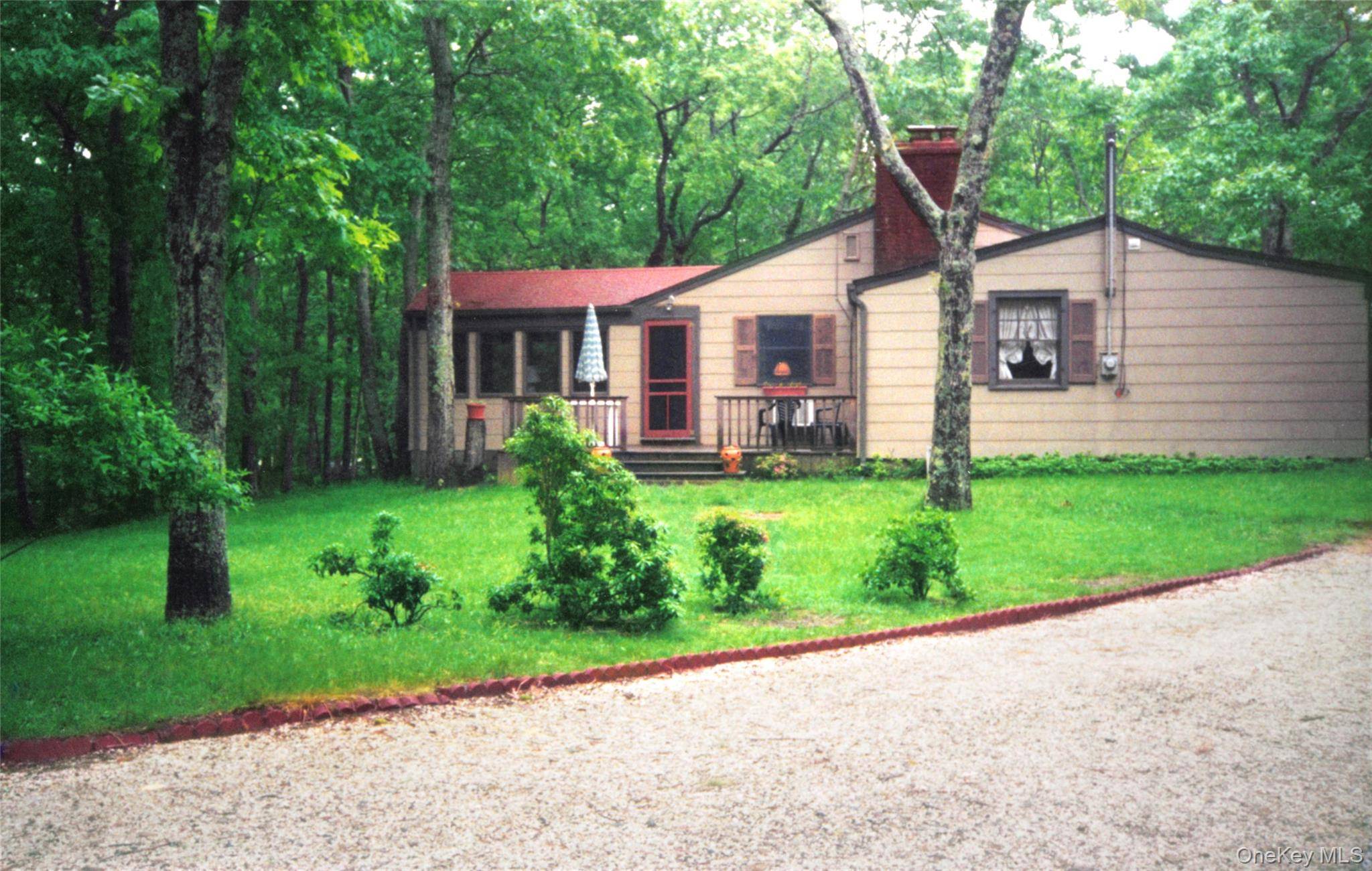 1 Whippoorwill LN, Hampton Bays, NY 11946
