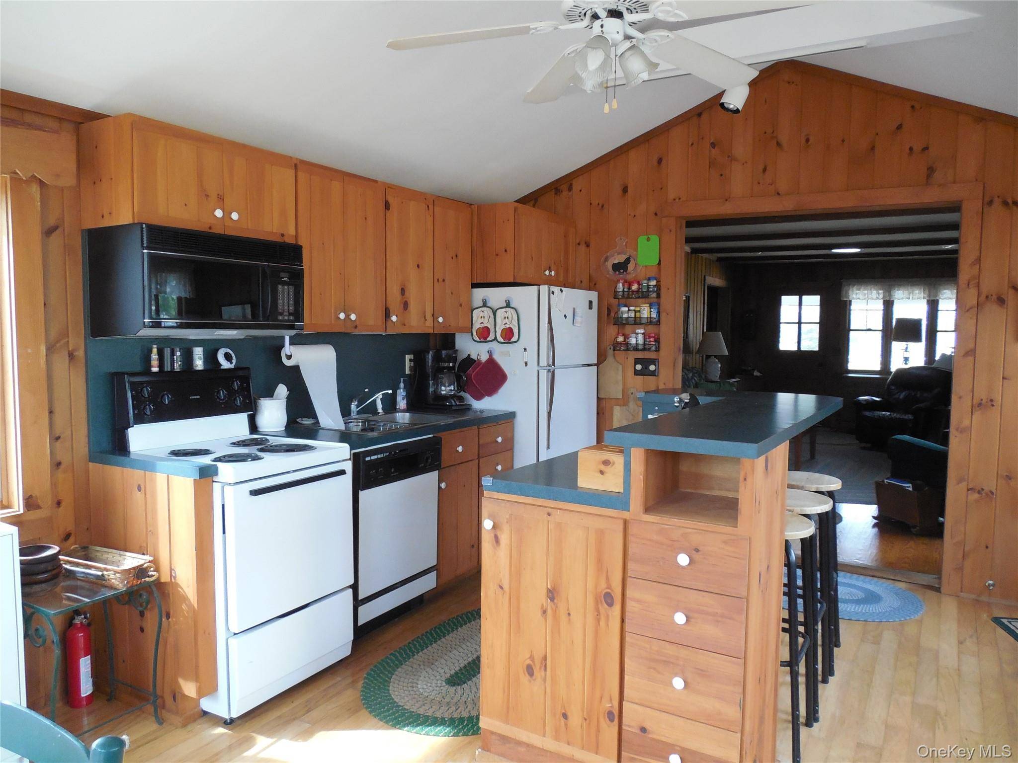 1 Whippoorwill LN, Hampton Bays, NY 11946