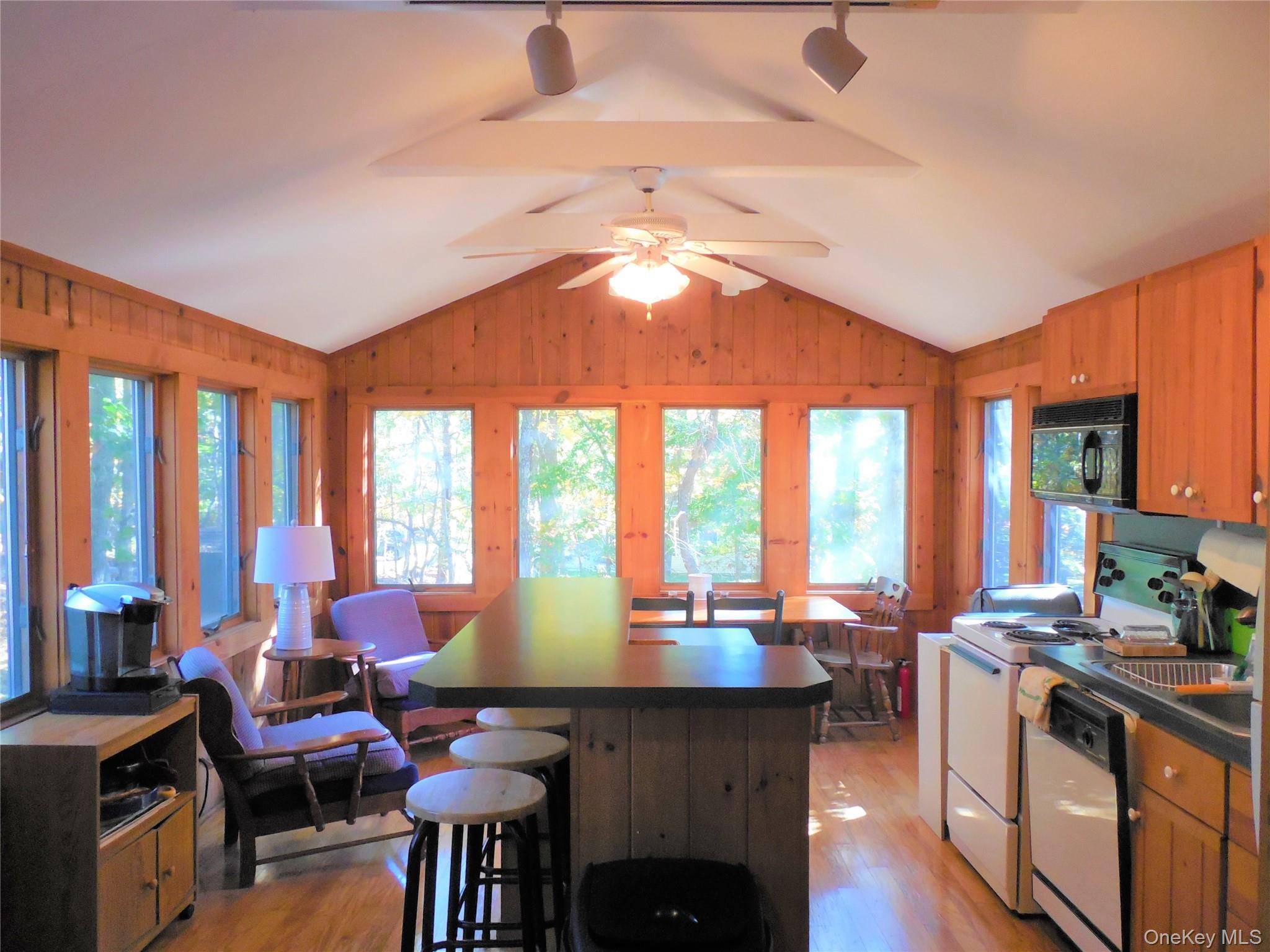 1 Whippoorwill LN, Hampton Bays, NY 11946