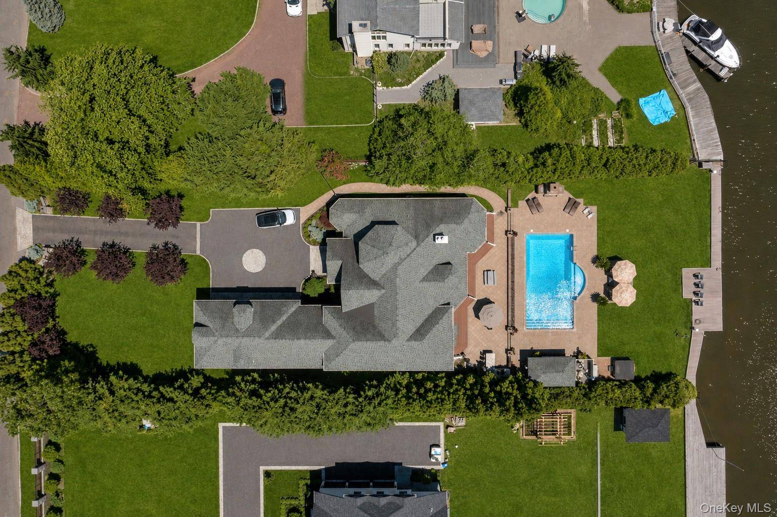 65 W Bayberry RD, Islip, NY 11751