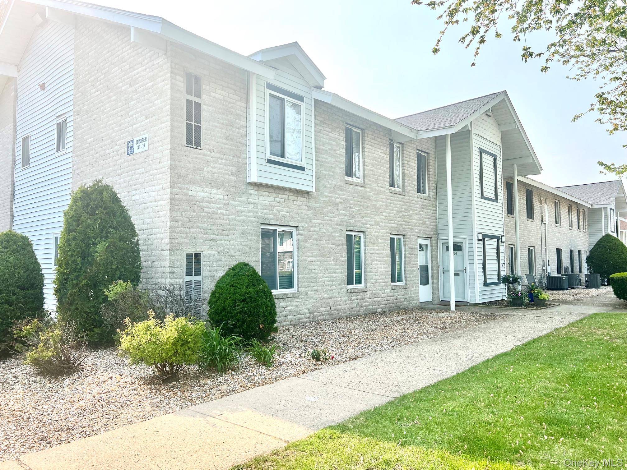 33 Juniper CT #33, Coram, NY 11727