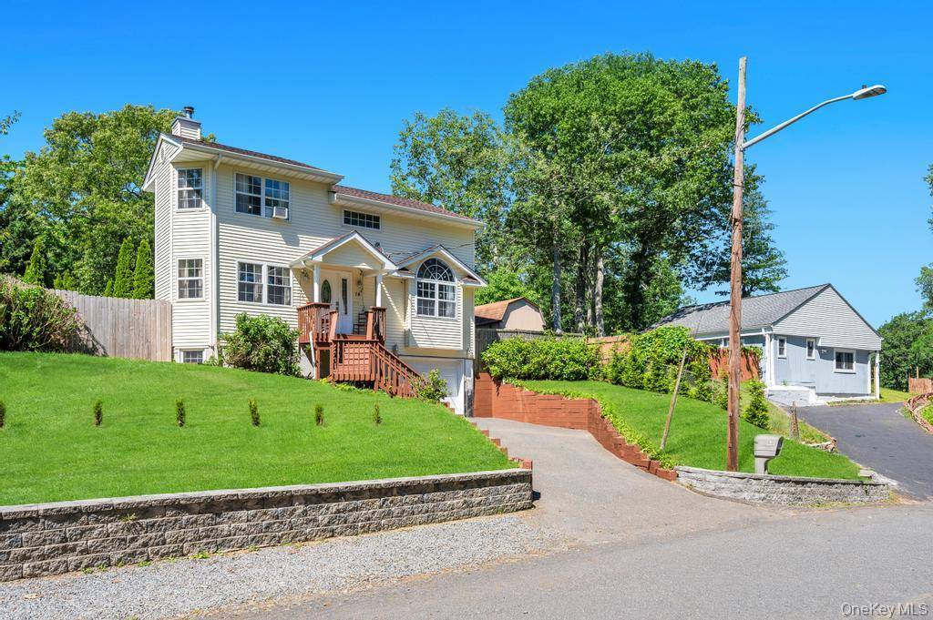 14 Cherry RD, Rocky Point, NY 11778