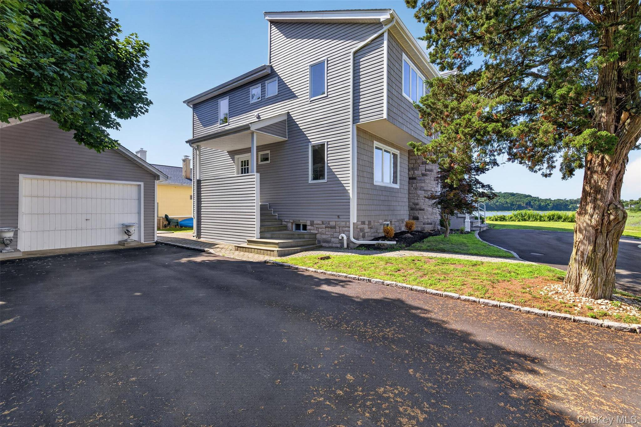 35 Adams AVE, Bayville, NY 11709