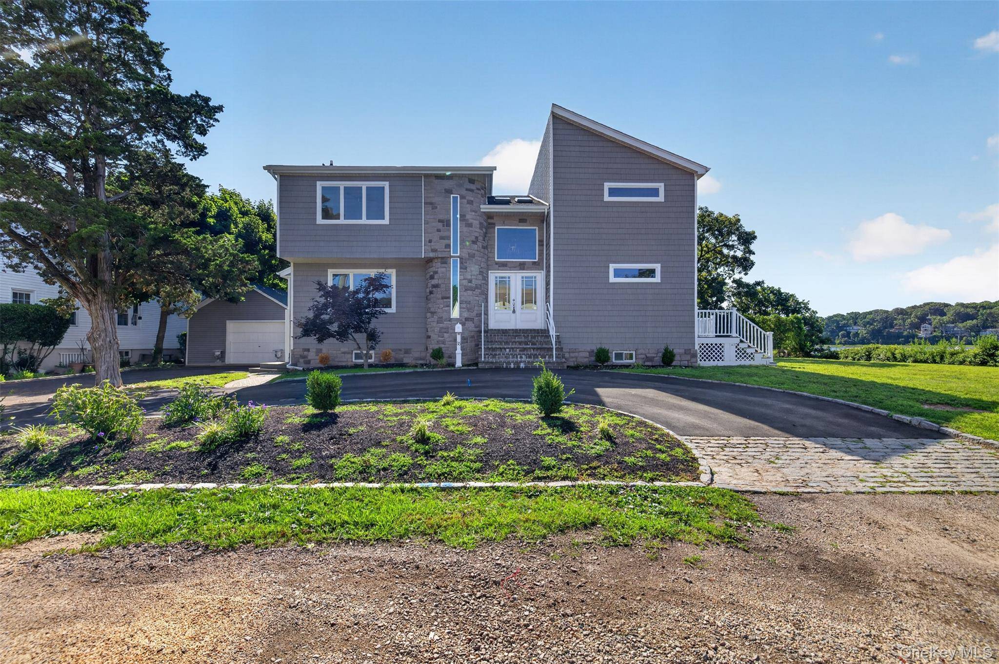 35 Adams AVE, Bayville, NY 11709