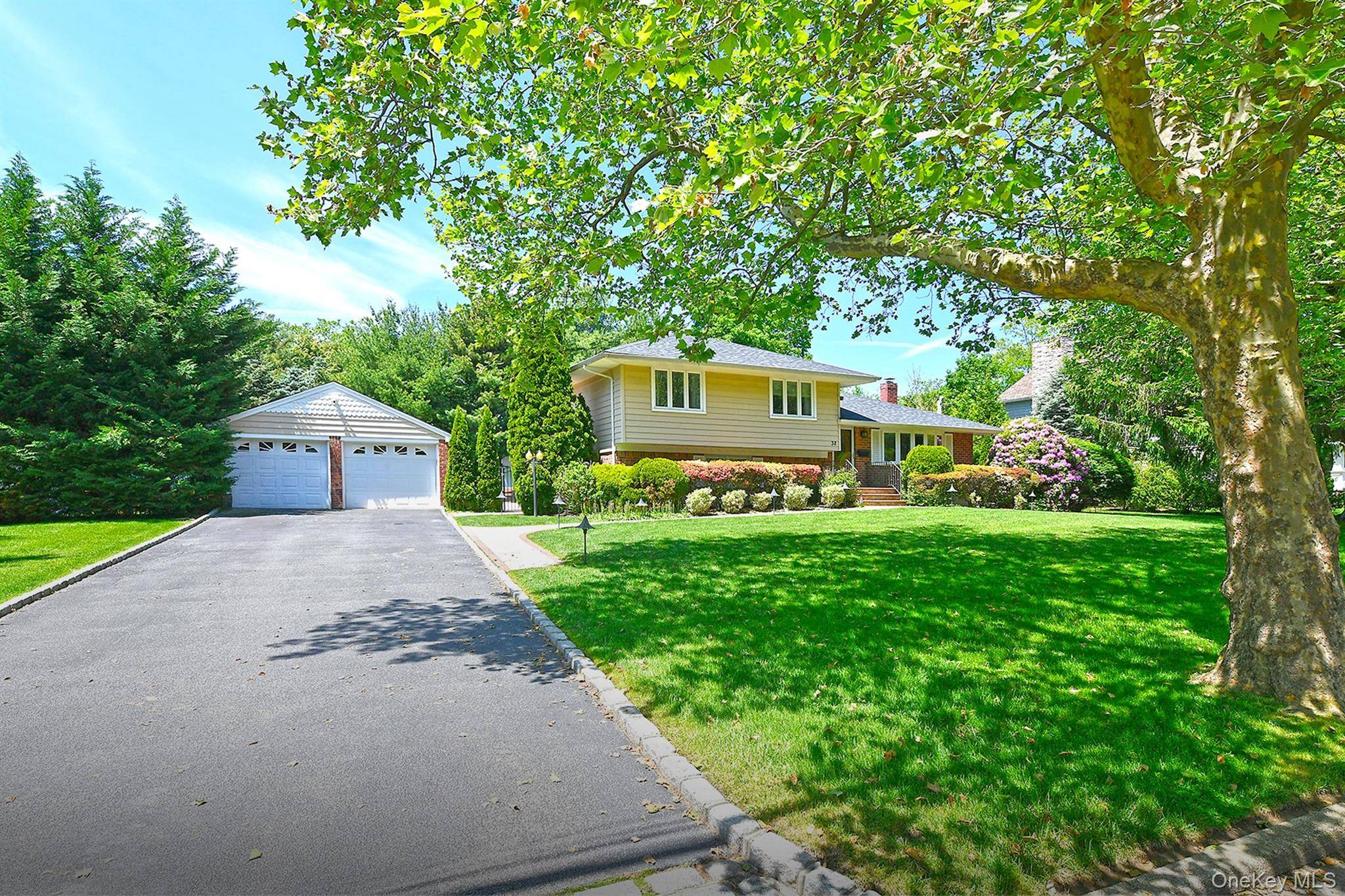 38 Maridon LN, Commack, NY 11725