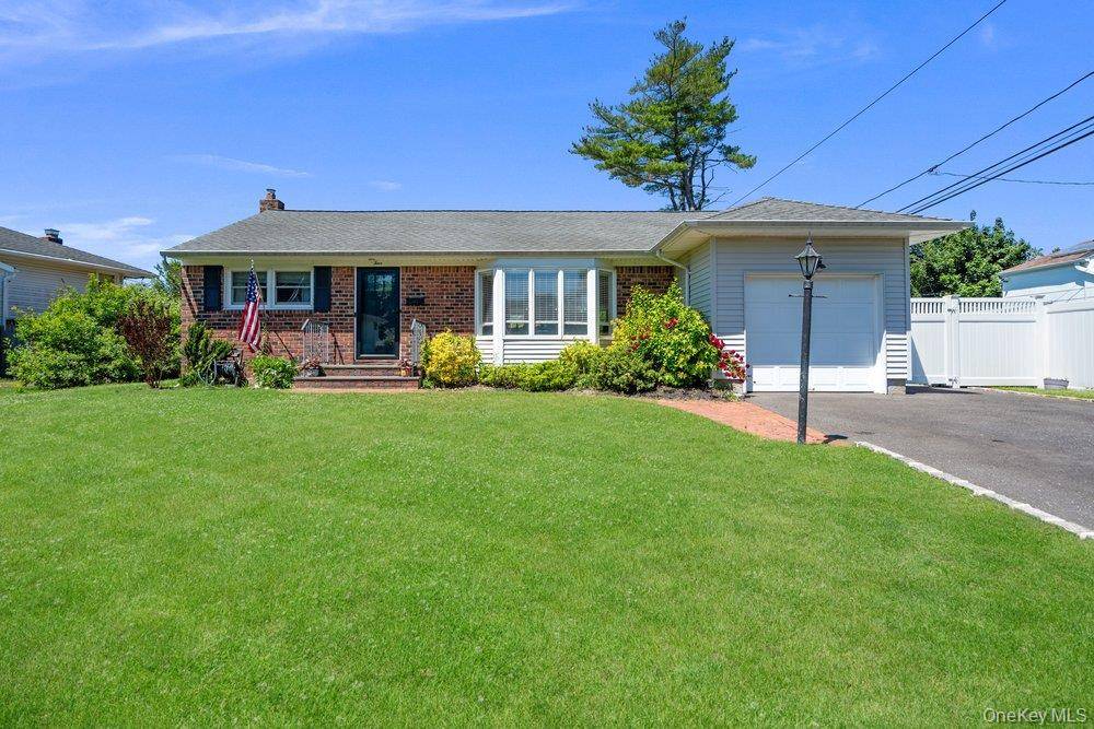 4 Balsam LN, Commack, NY 11725