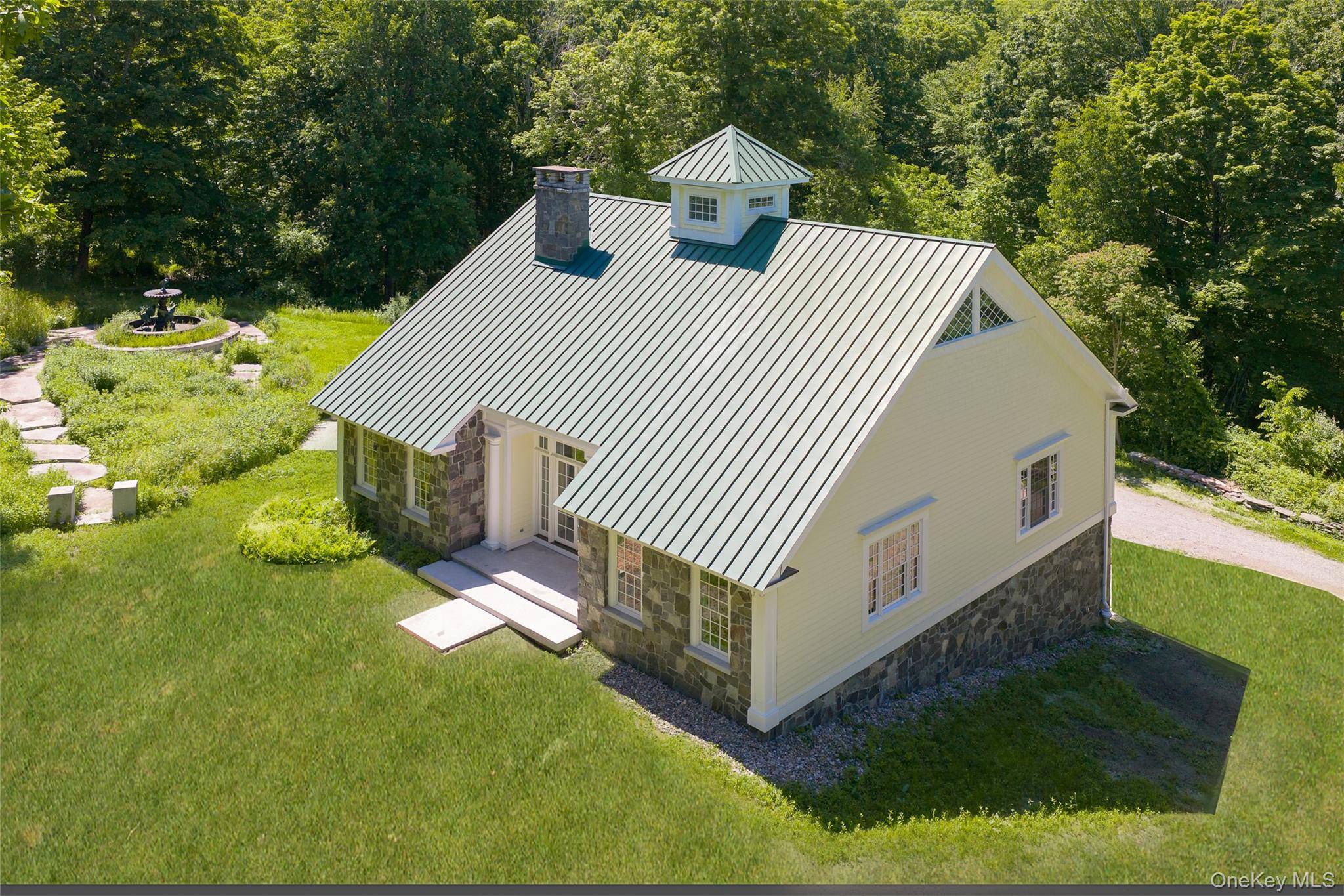 46 Hoxie RD, Millbrook, NY 12545