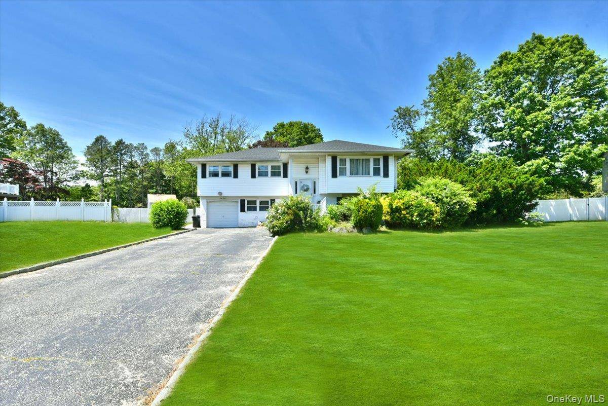 44 Peppermint RD, Commack, NY 11725
