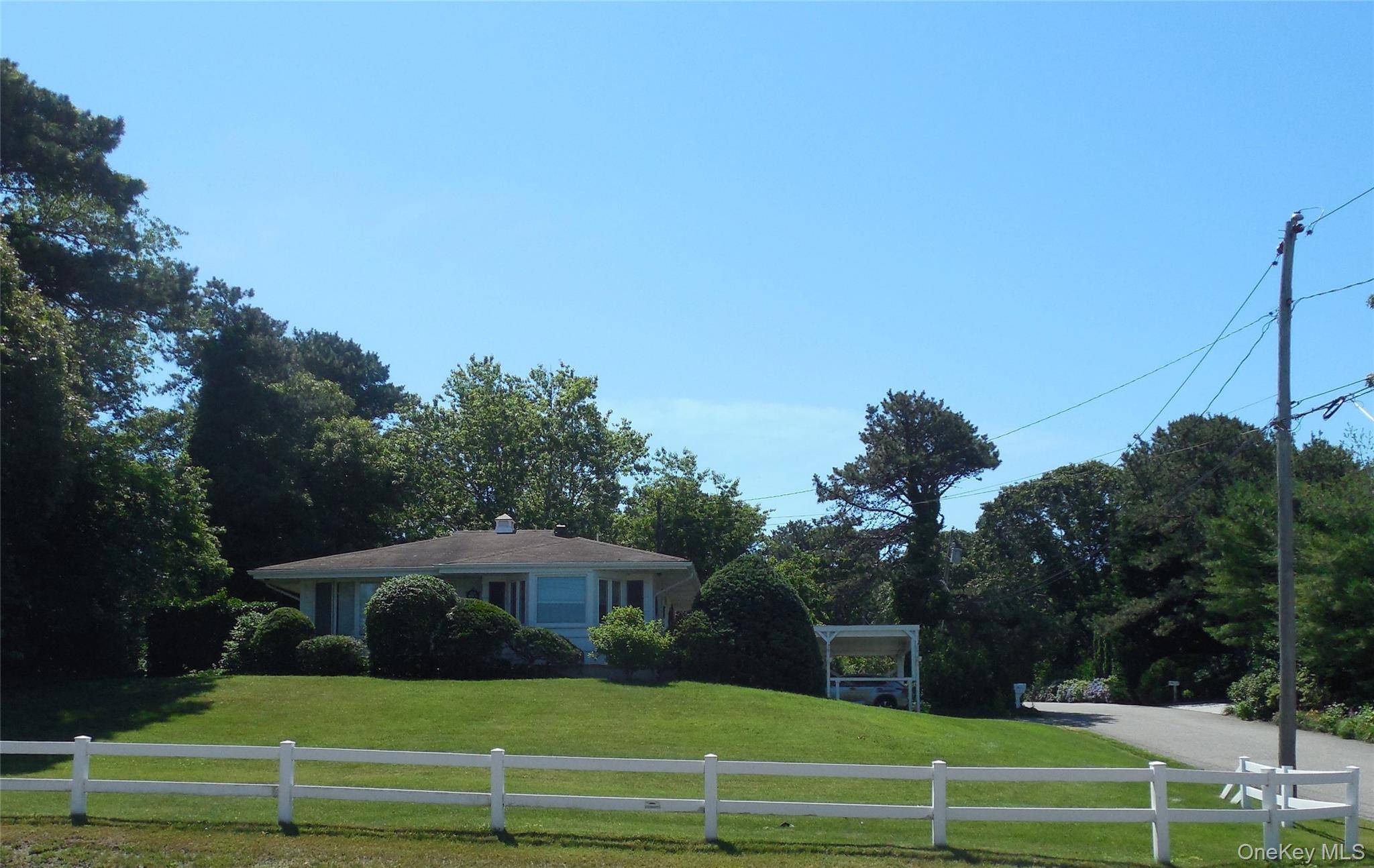 3 Windmill LN, Hampton Bays, NY 11946