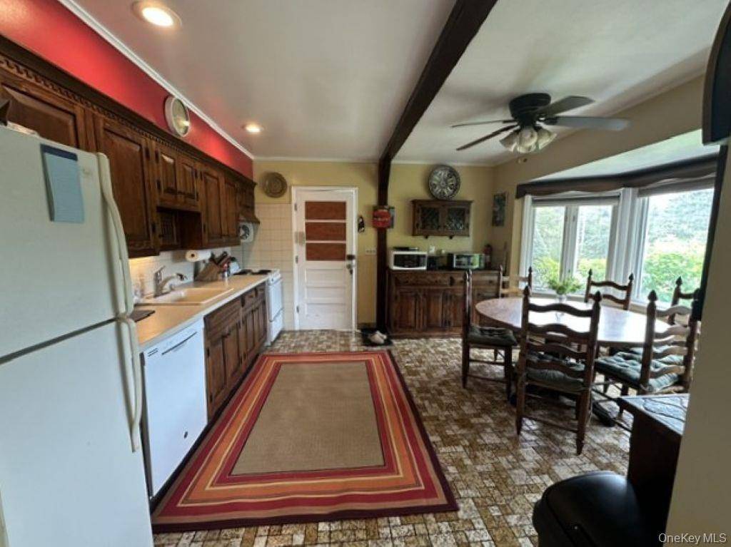 3 Windmill LN, Hampton Bays, NY 11946