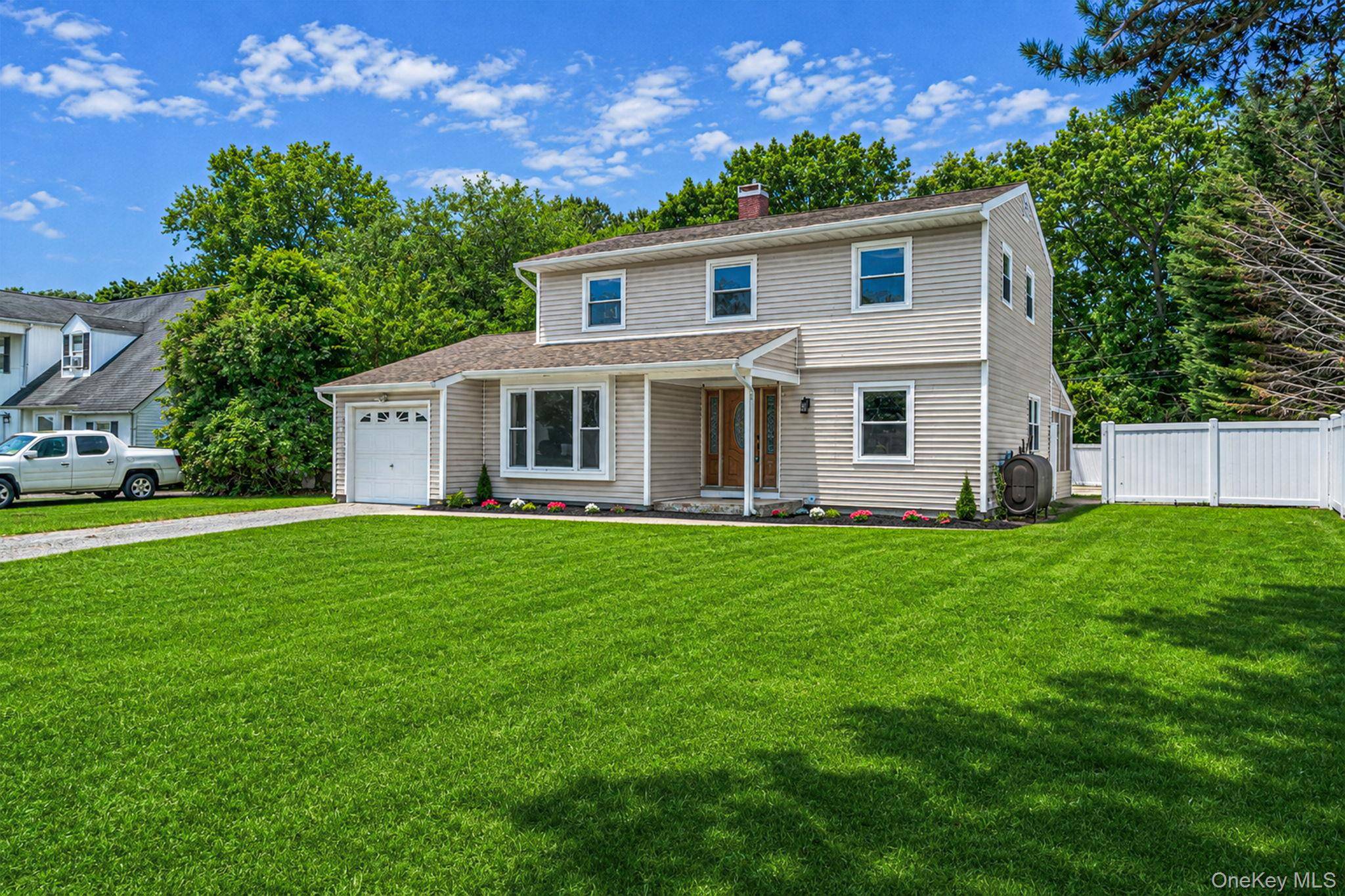 130 Greenbelt Pkwy, Holbrook, NY 11741
