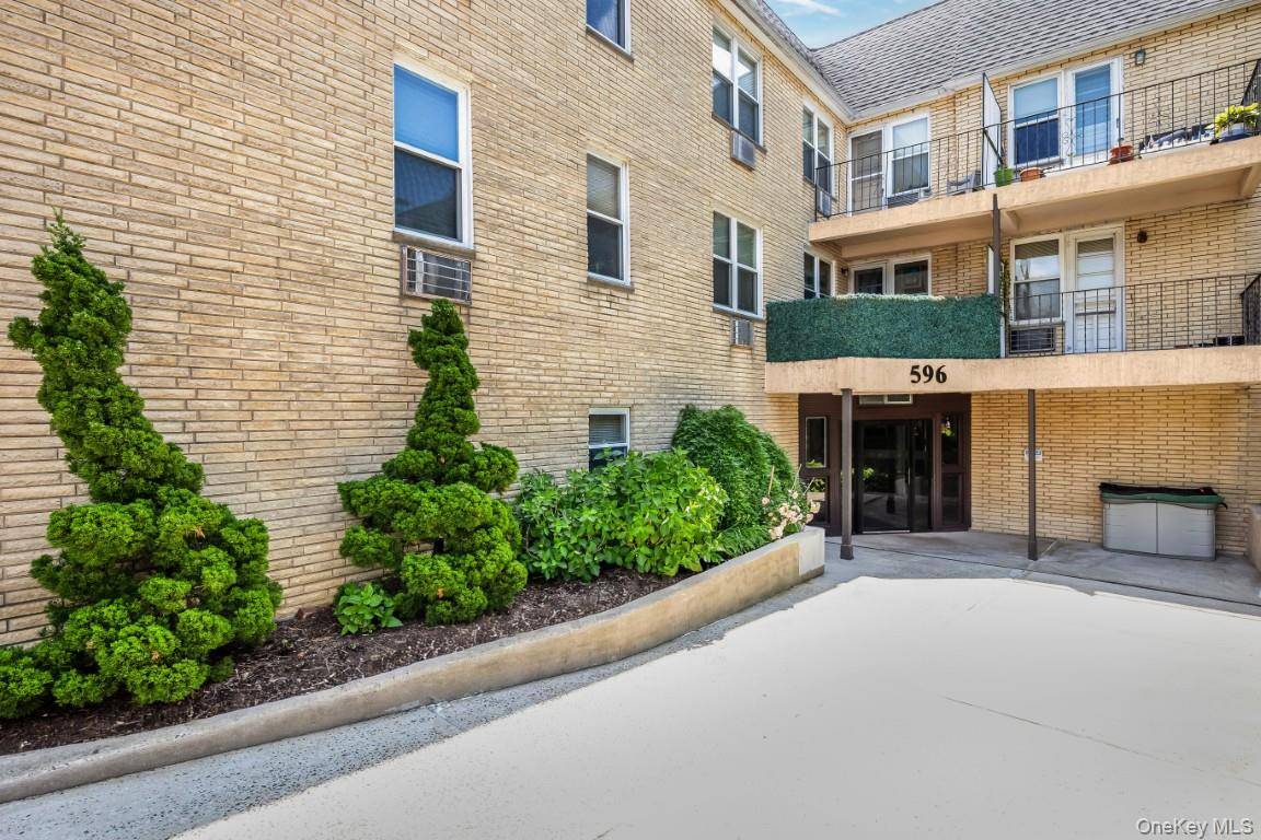 596 Broadway #15A, Lynbrook, NY 11563