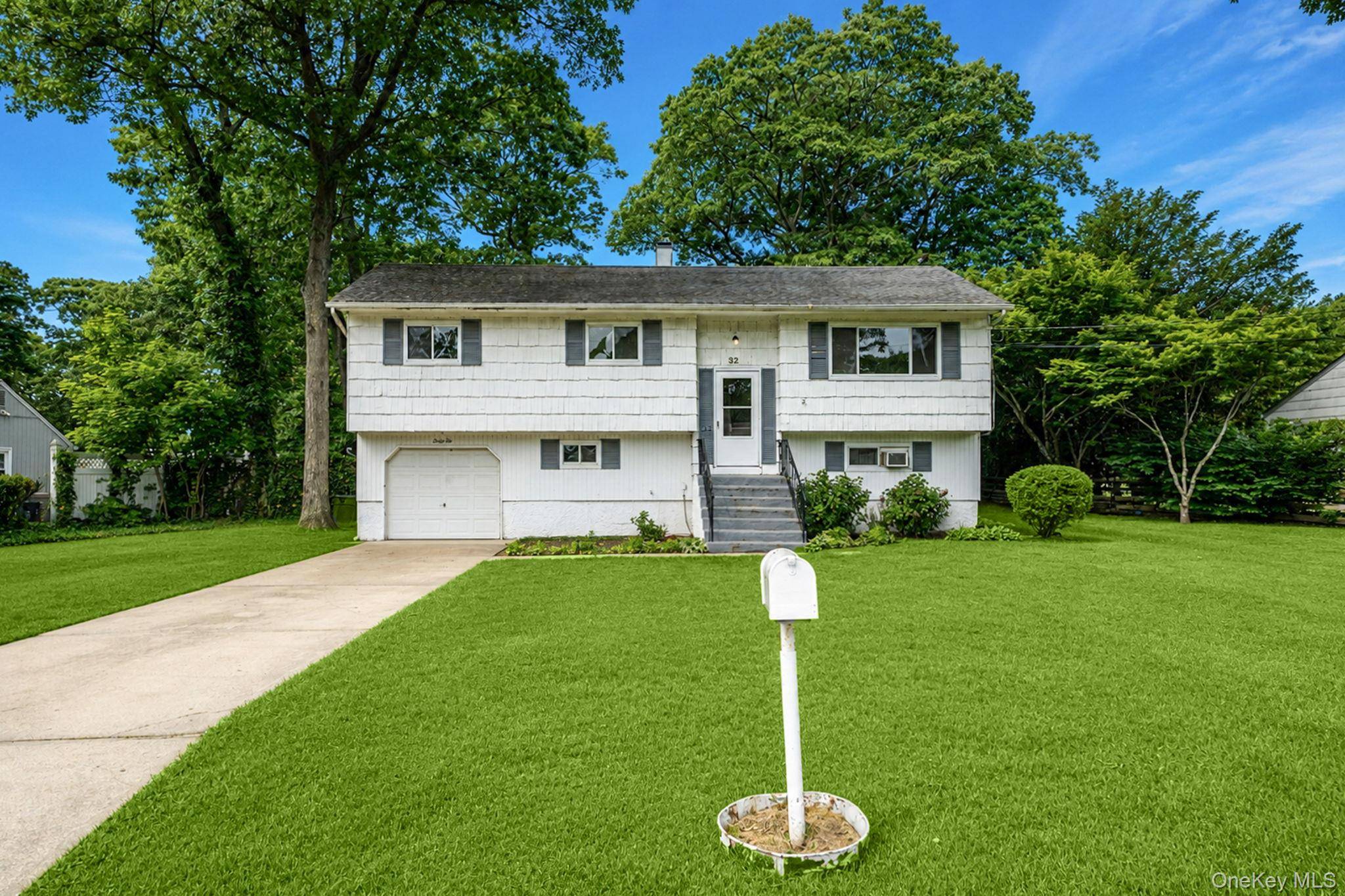 32 Vautrin AVE, Holtsville, NY 11742