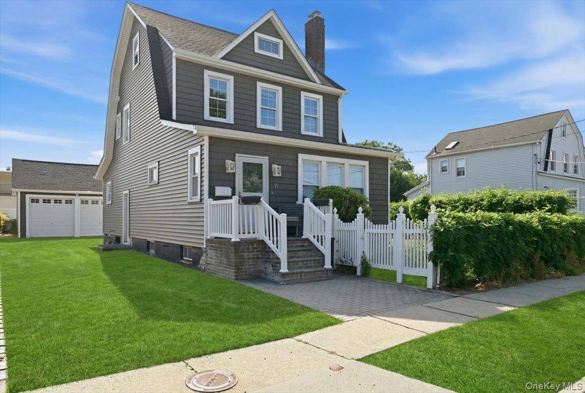 11 Moeller ST, Hicksville, NY 11801