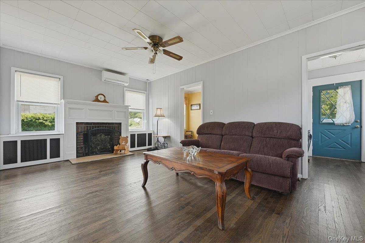 11 Moeller ST, Hicksville, NY 11801