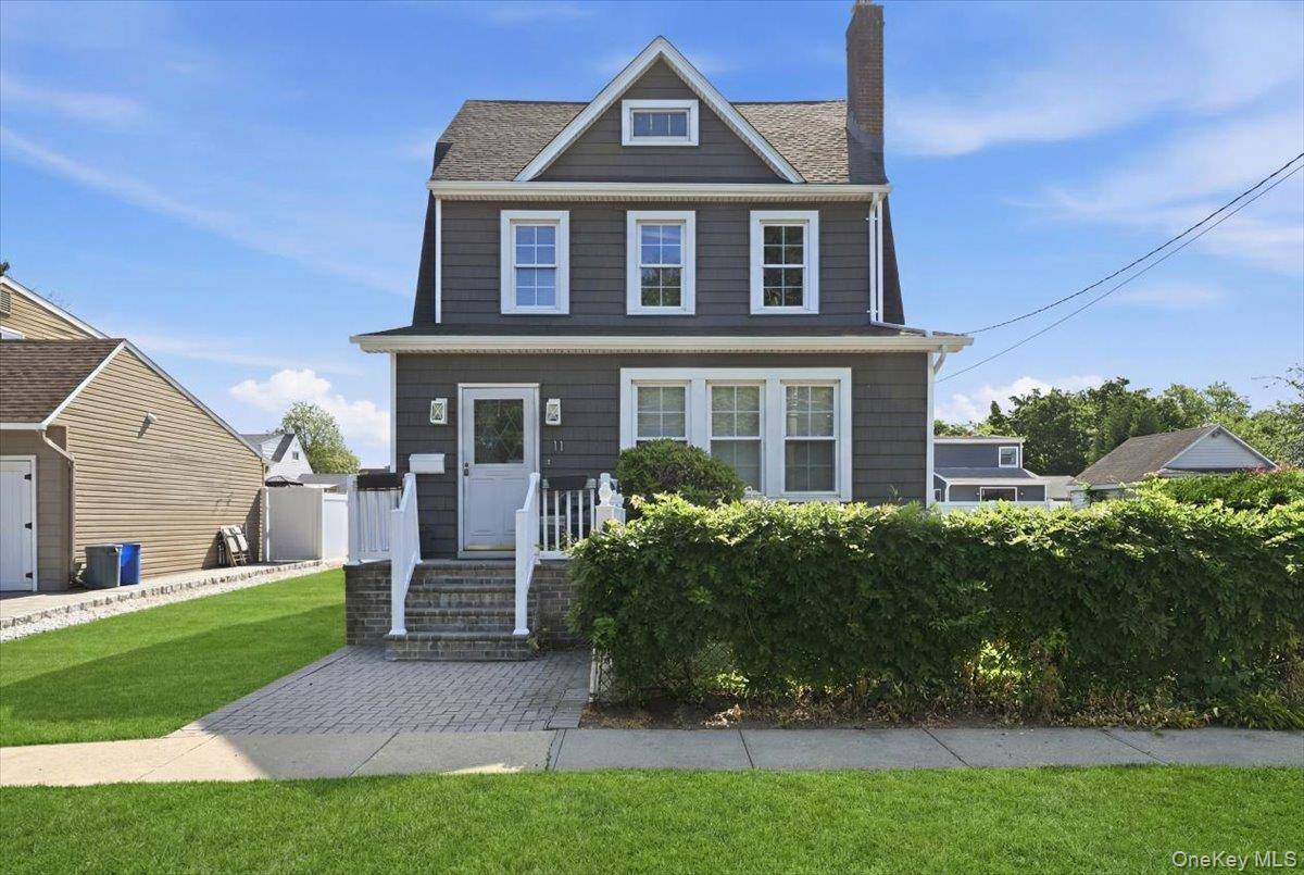 11 Moeller ST, Hicksville, NY 11801