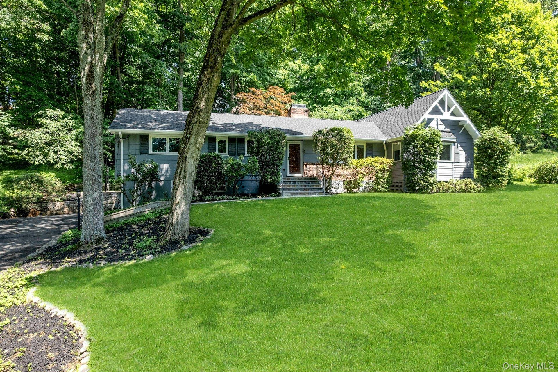 15 Deerfield LN, Pleasantville, NY 10570