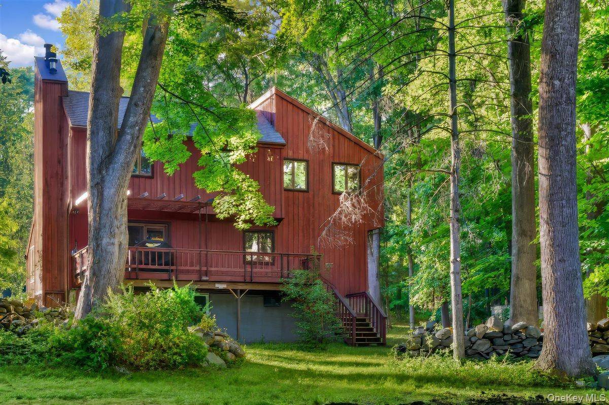 2 Victor LN, Mahopac, NY 10512