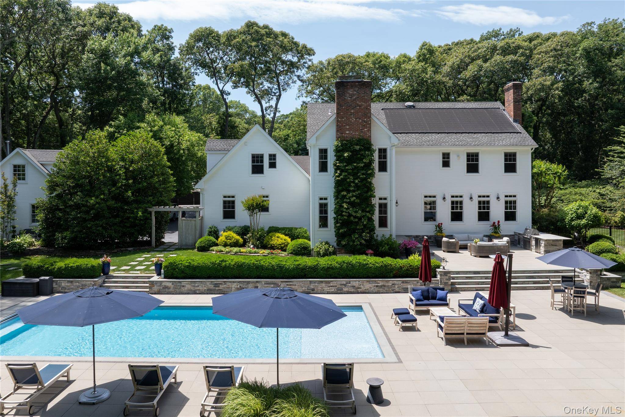 77 Mud RD, Setauket, NY 11733