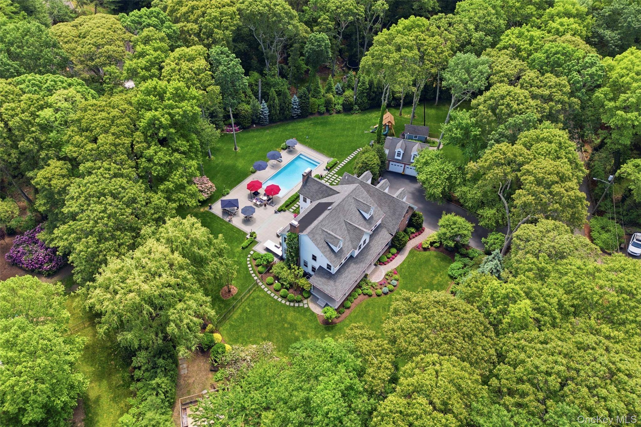 77 Mud RD, Setauket, NY 11733