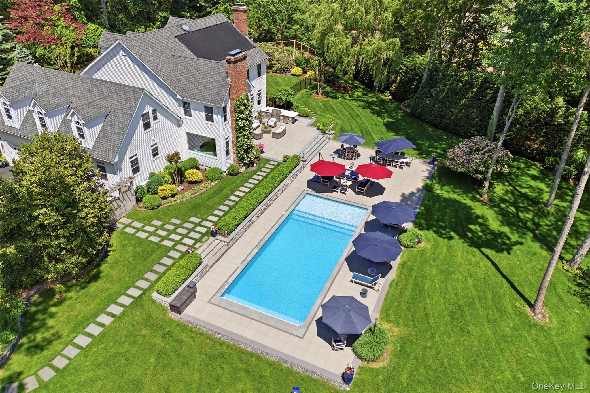 77 Mud RD, Setauket, NY 11733