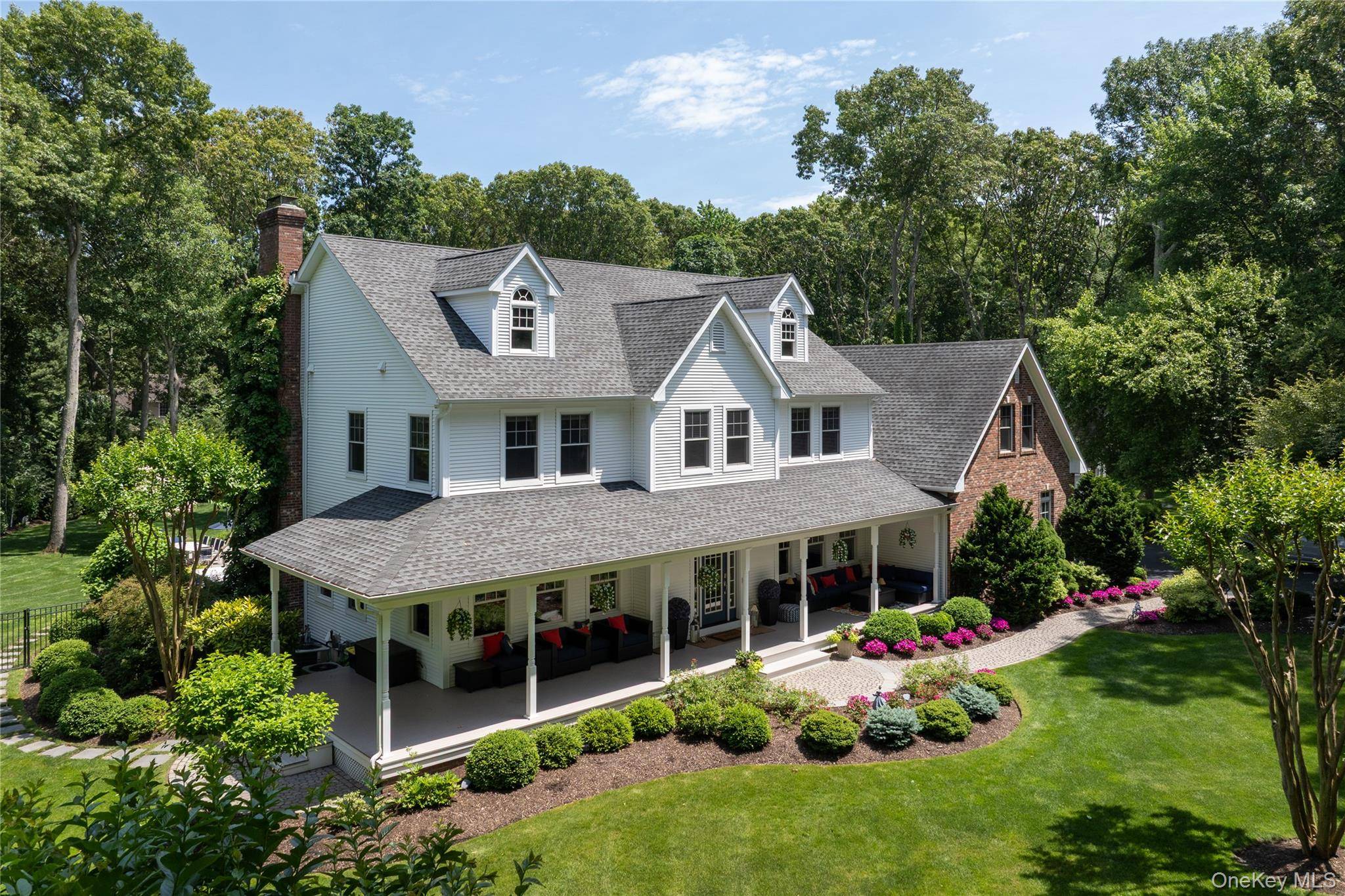 77 Mud RD, Setauket, NY 11733