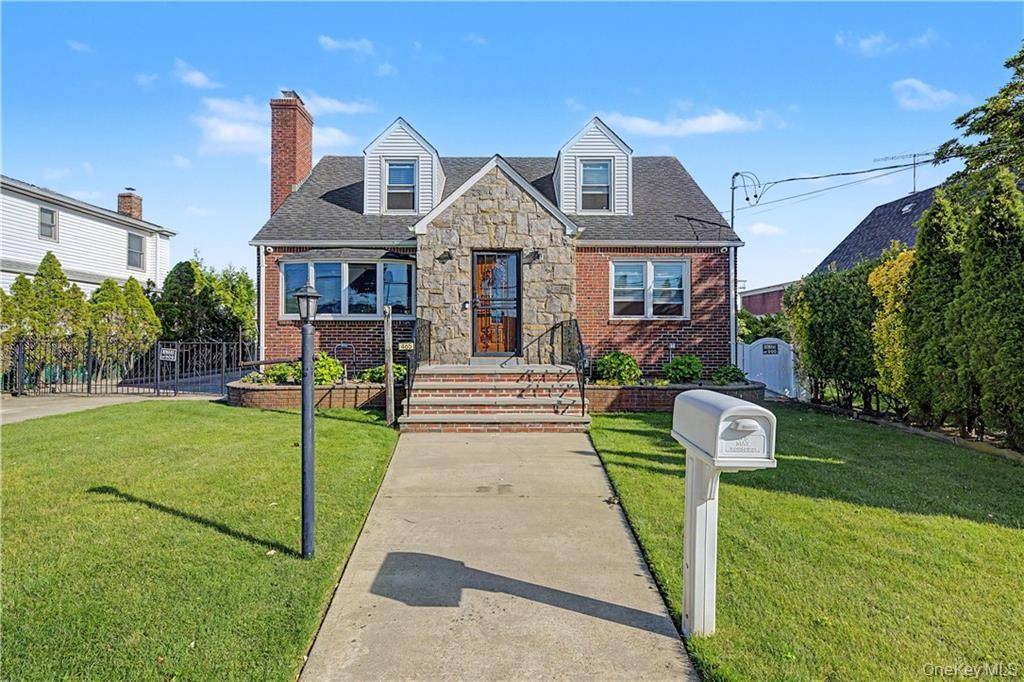465 Washington PL, Mineola, NY 11501