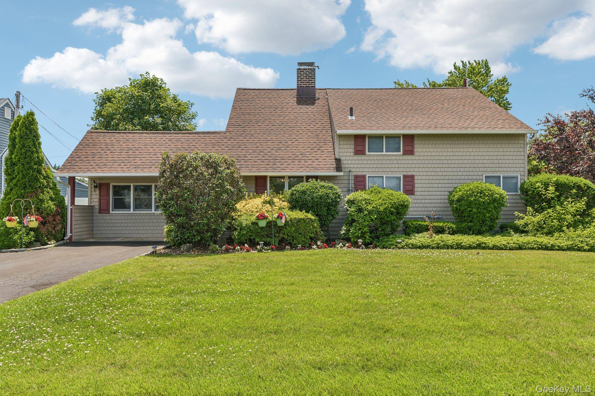 83 Coppersmith RD, Levittown, NY 11756