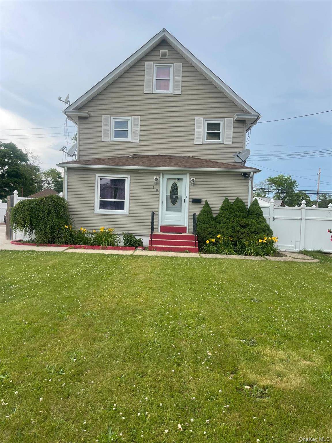 10 1st AVE, Central Islip, NY 11722